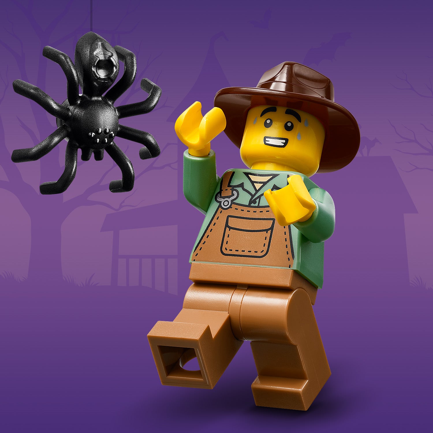 LEGO Figur mit braunem Hut und Latzhose hebt die Hände vor einer großen schwarzen Spinne vor lila Hintergrund