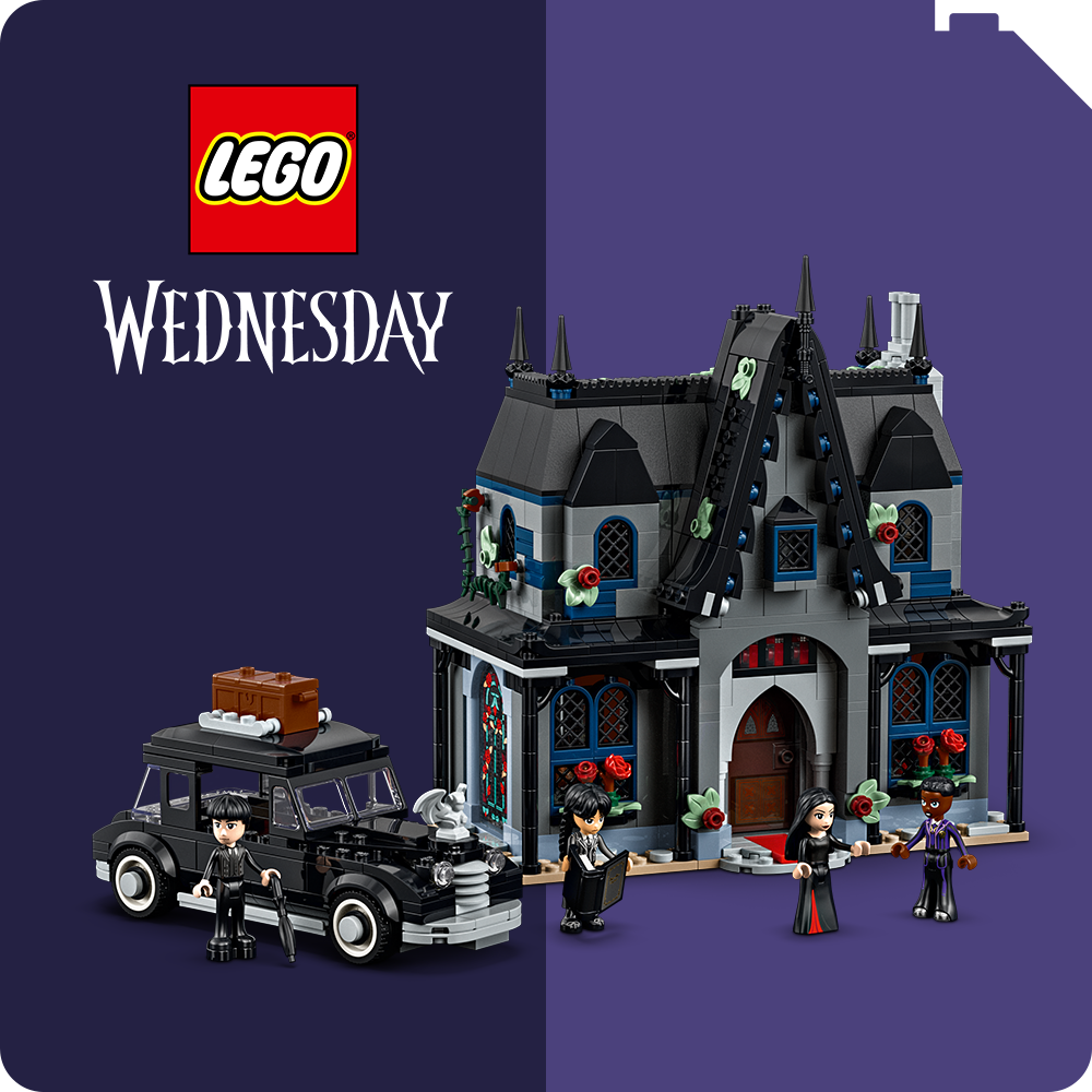 LEGO Set mit einem zweistöckigen, dunkelgrauen und schwarzen Haus mit roten Rosen, einem schwarzen Oldtimer und vier Minifiguren vor lila Hintergrund, dazu der Schriftzug 'Wednesday'.