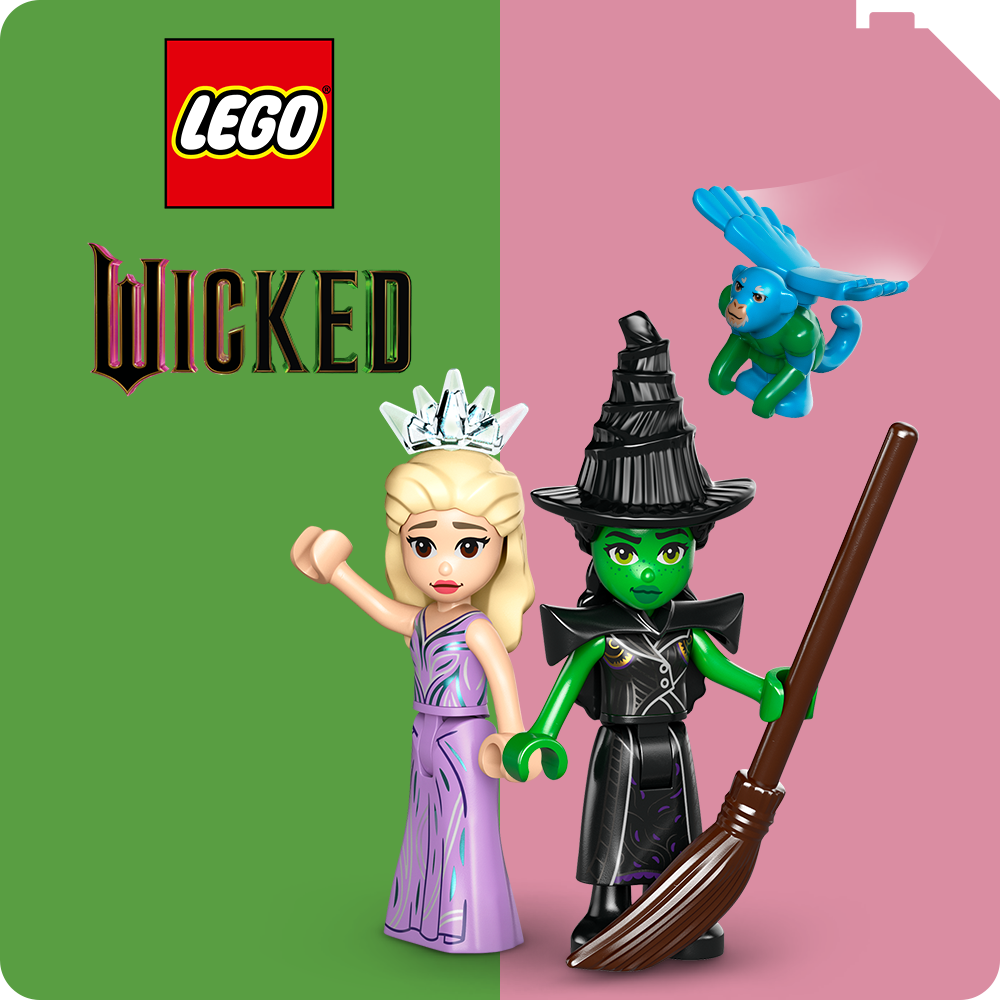 LEGO Wicked Logo auf grünem Hintergrund, daneben LEGO Figuren: eine mit rosa Kleid und Krone, die andere grün mit Hexenhut und Besen. Über ihnen fliegt ein blauer LEGO Affe
