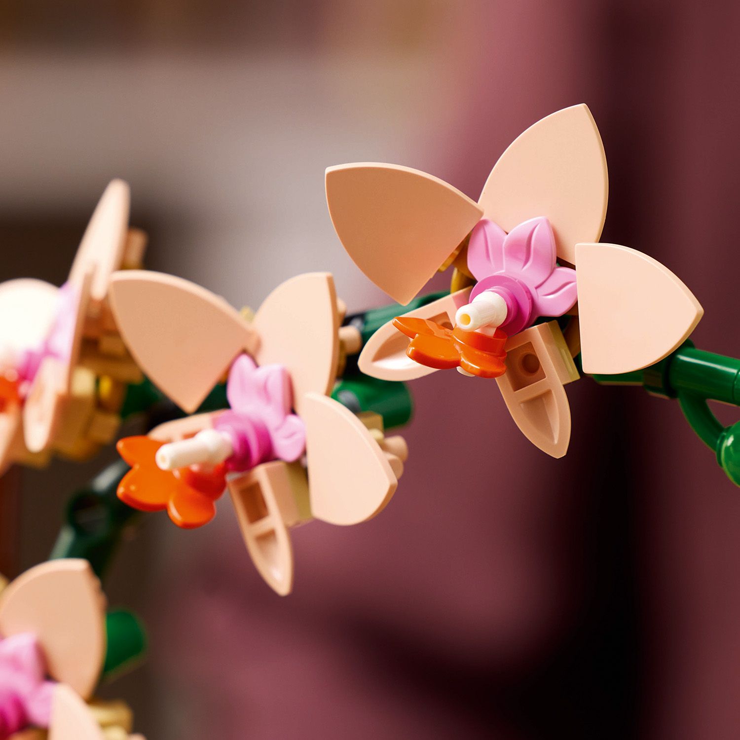 aus LEGO Teilen gebaute Orchideen Blüten