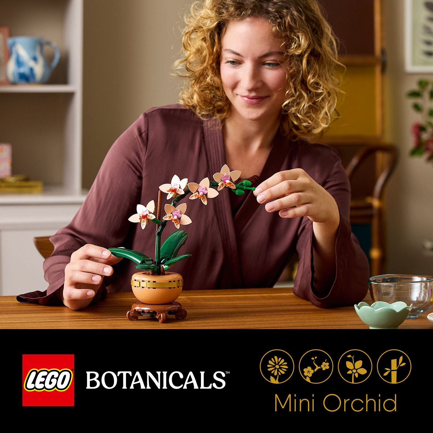 blonde Frau mit Orchidee aus LEGO Teilen