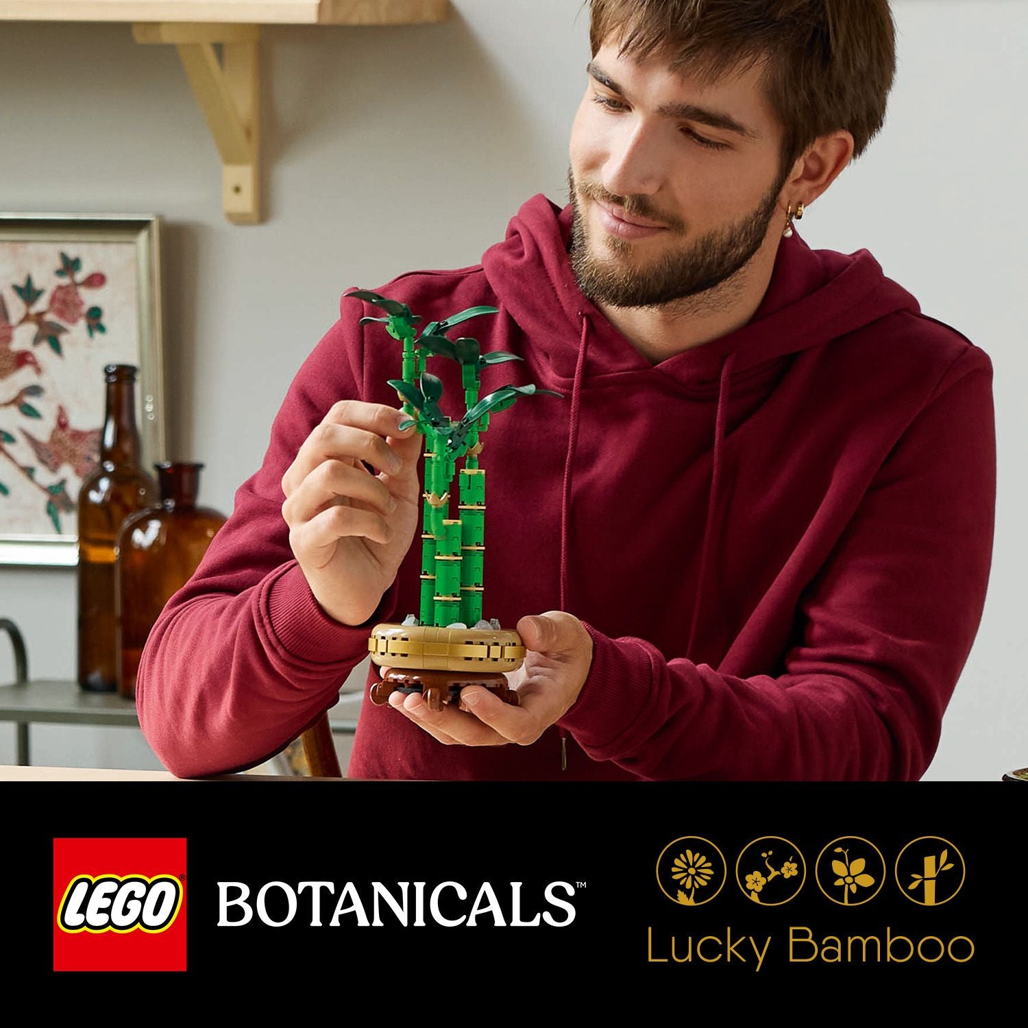 Mann baut Bambus aus LEGO® Teilen