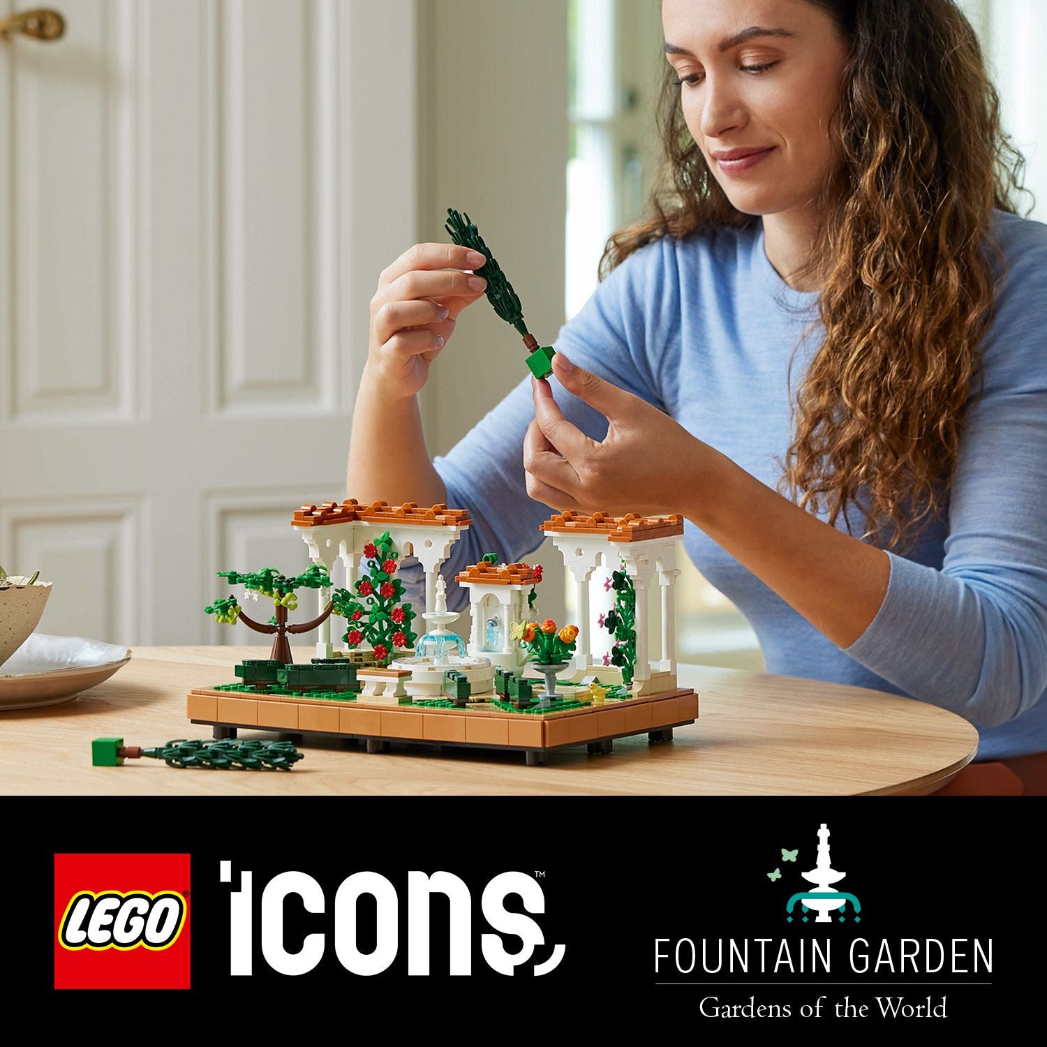 Frau baut LEGO Set