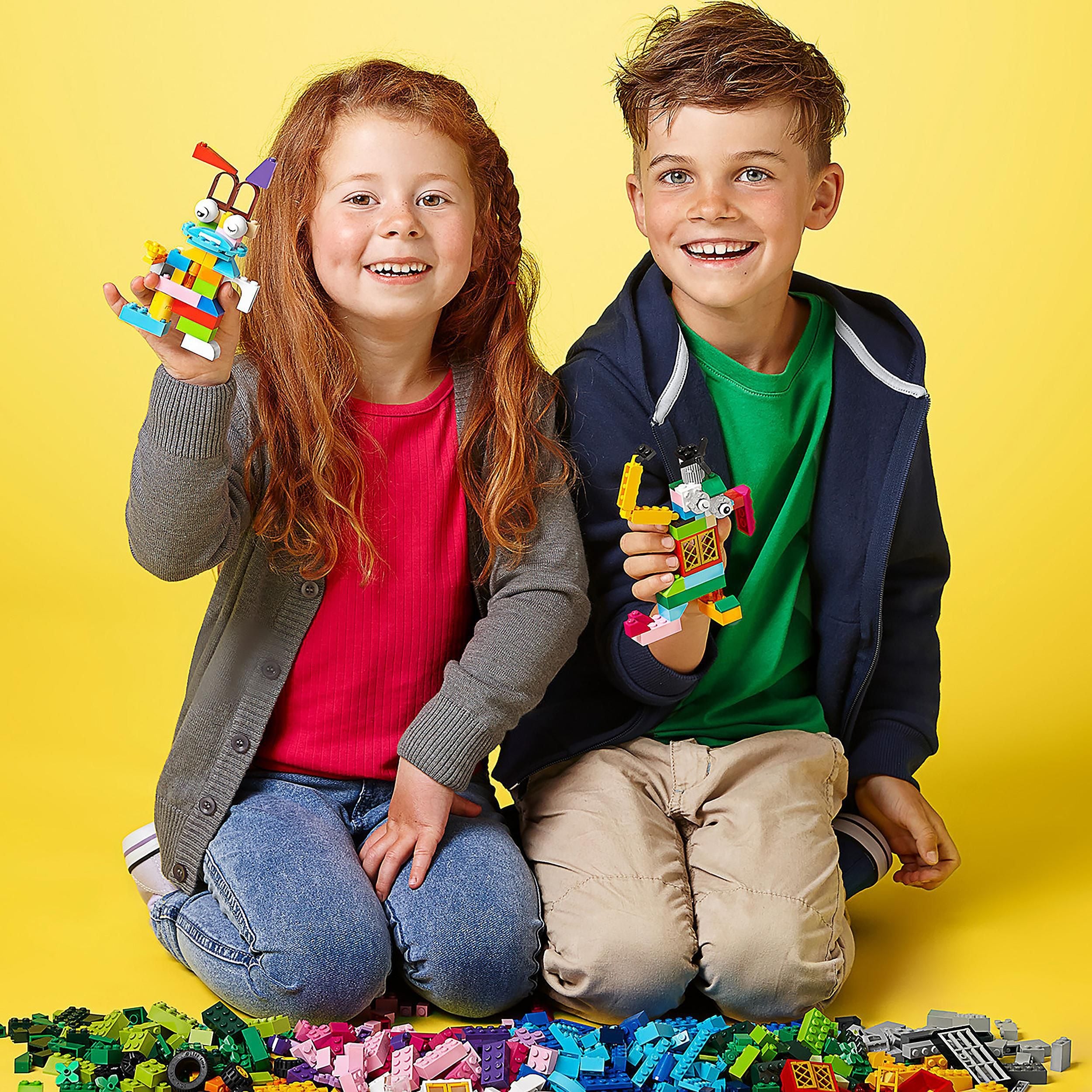 Junge und Mädchen spielen mit LEGO Steinen