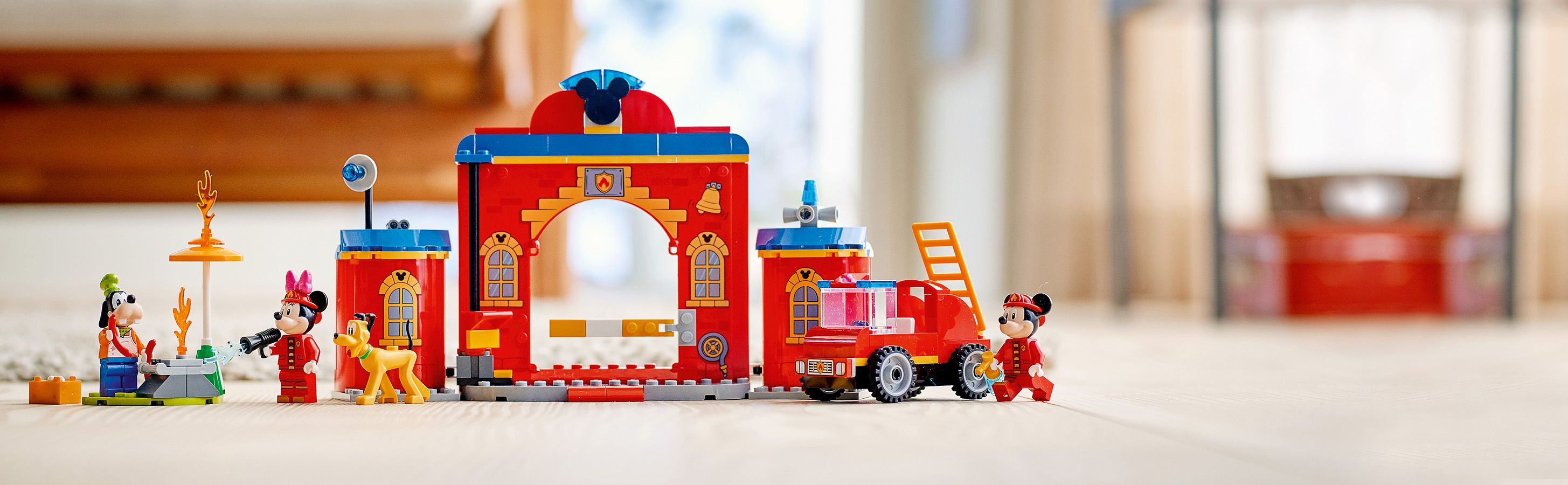 Feuerwehrstation, Feuerwehrauto und Mickey Mouse und weitere Disney Figuren aus LEGO Teilen