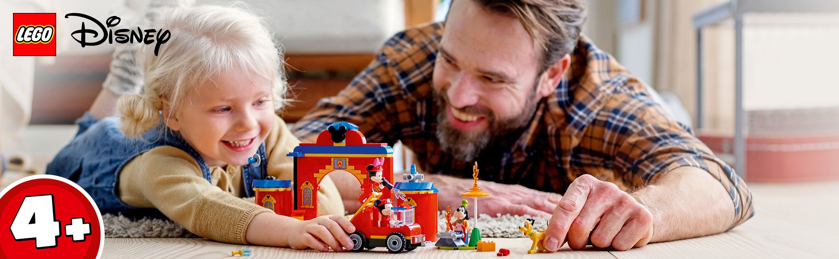 vater spielt mit tochter mit LEGO Disney