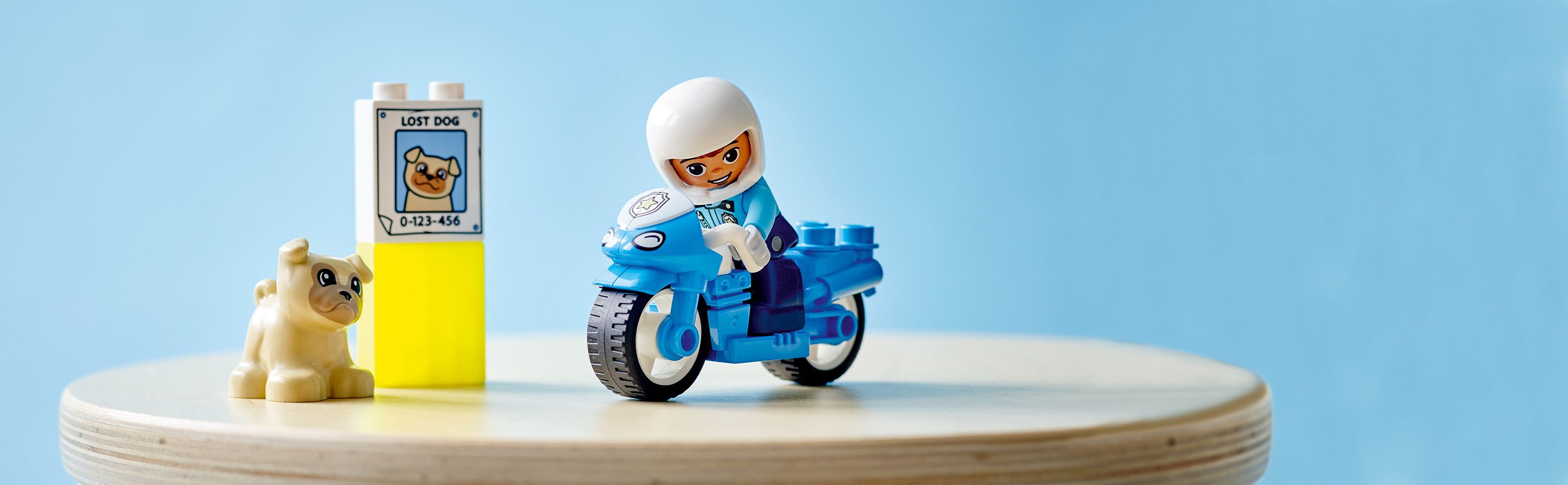 blaues Polizeimotorrad mit Polizist und kleiner Hund aus LEGO duplo Teilen