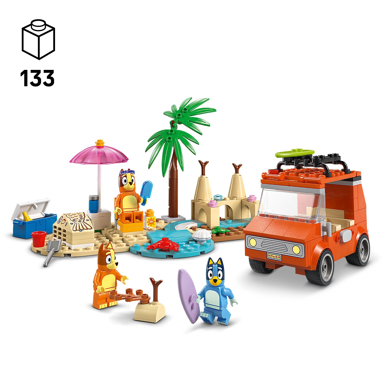 LEGO Set mit orangem Van, Strandlandschaft mit Palme, Sonnenschirm, Lagerfeuer, Wasserstelle und drei Bluey-Figuren mit Surfbrett und Eistüte