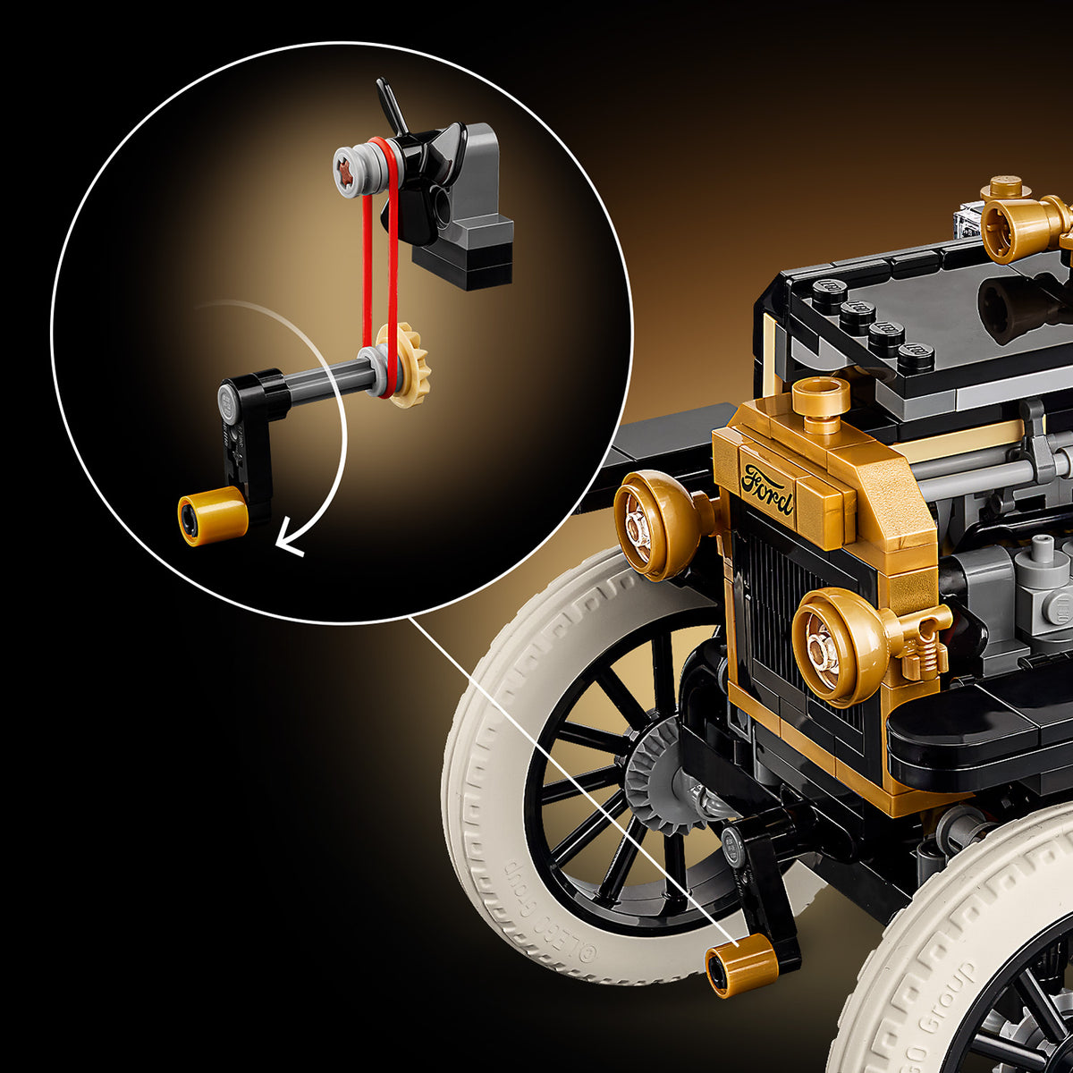 Nahaufnahme eines LEGO Modells des Ford Model T mit Fokus auf ein Detail des Antriebsmechanismus, dargestellt in einem Kreis mit Pfeil, der eine rot markierte Schnur und ein Zahnrad zeigt