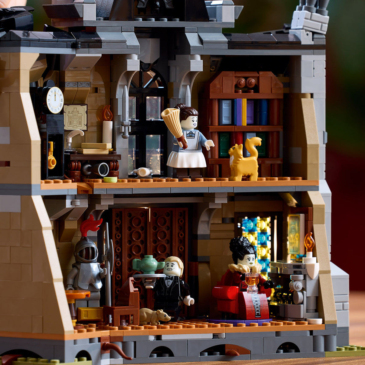 Innenansicht einer mehrstöckigen LEGO Bürgermeistervilla mit Minifiguren, Möbeln, einem Hund und einem Ritterhelm
