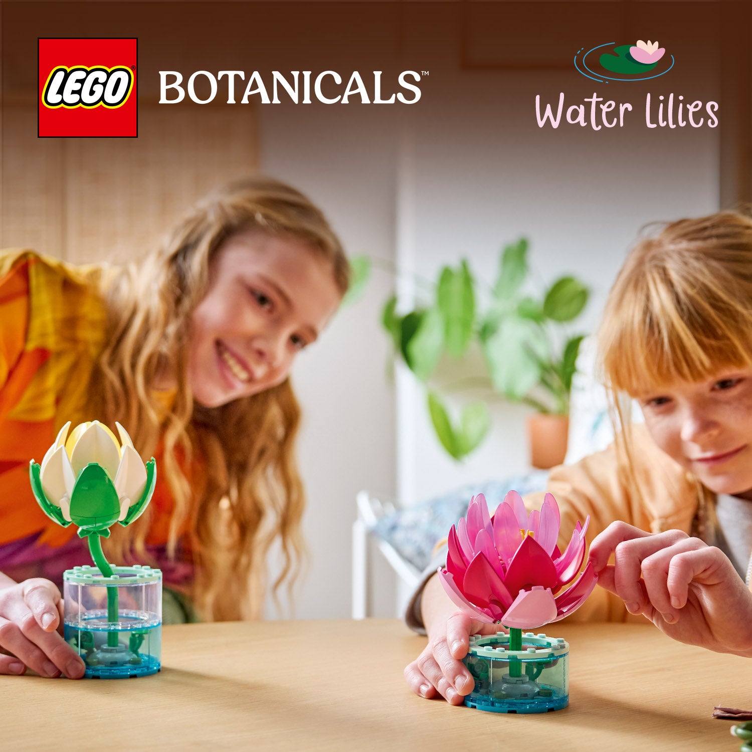 Zwei Kinder sitzen an einem Tisch und bauen jeweils eine LEGO Wasserlilie aus dem LEGO Botanicals Set