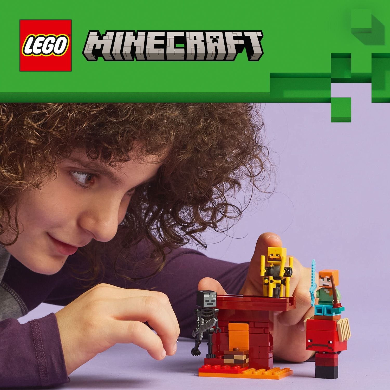 Junge spielt mit LEGO