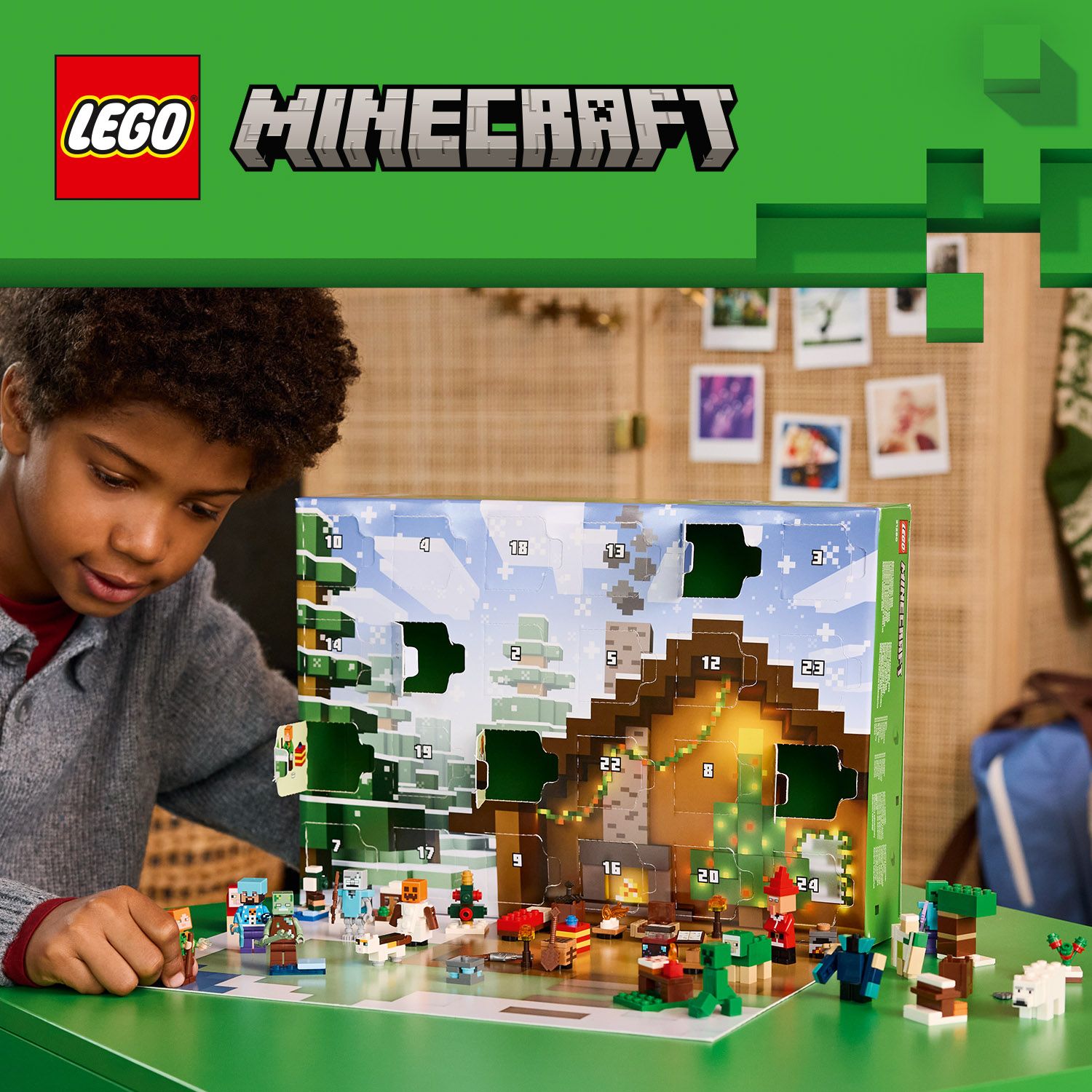 LEGO Minecraft Adventskalender 2025 mit geöffneten und geschlossenen Türchen, mehreren kleinen Figuren und Bauobjekten auf grünem Tisch.