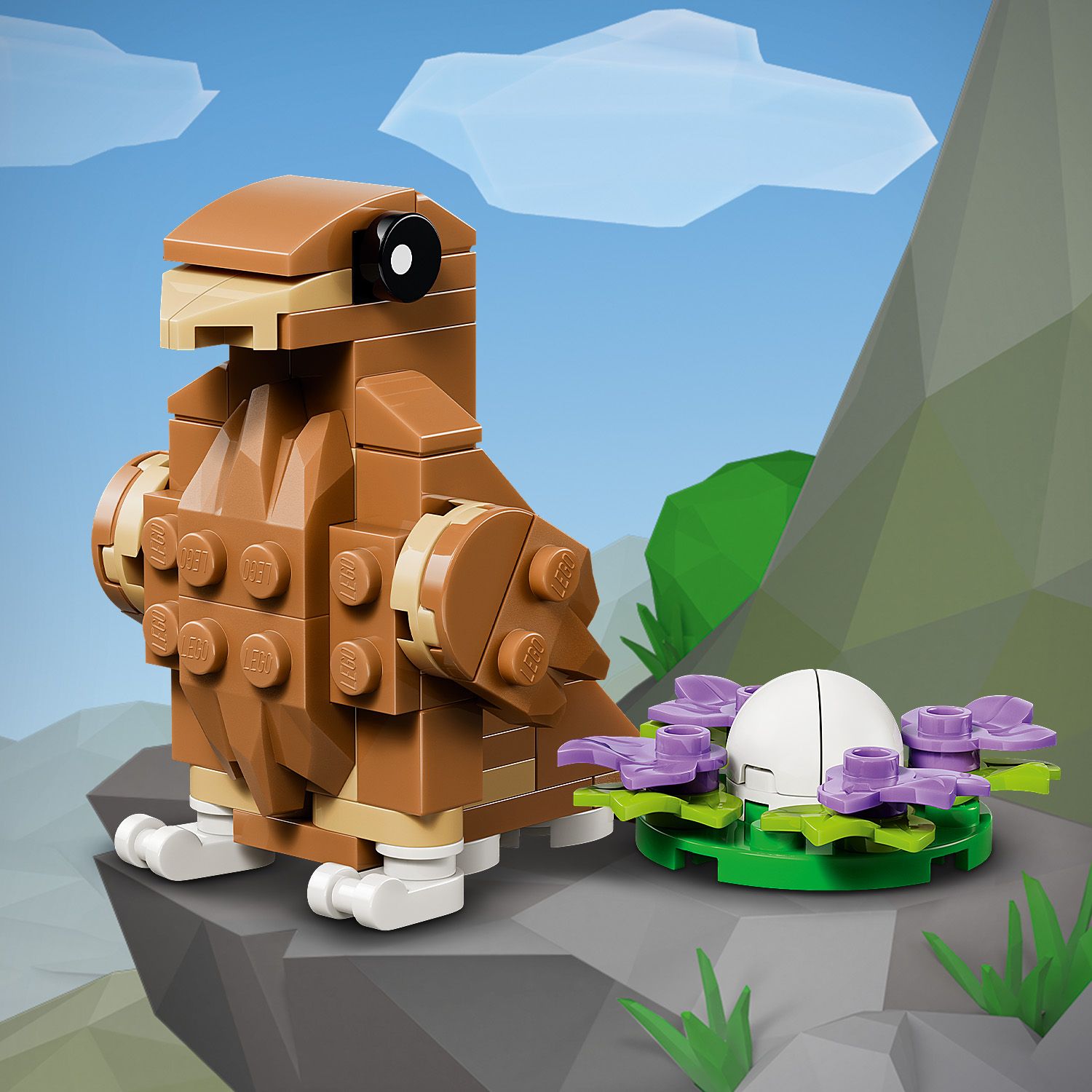 Braun-beiger LEGO Adler mit schwarzem Auge steht auf grauem Felsen neben einer weißen Kugel, umgeben von lila und grünen LEGO Blüten