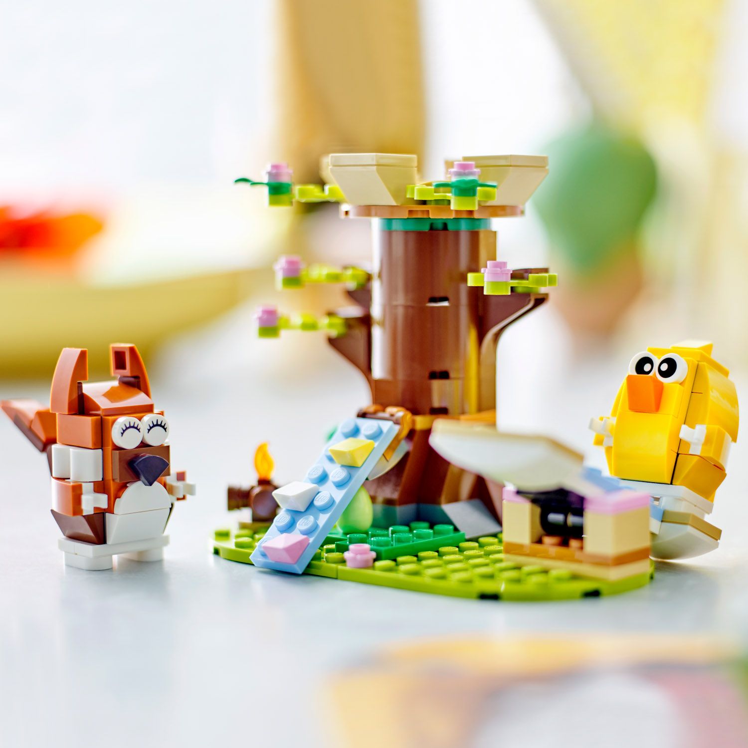 Ein Eichhörnchen, ein Küken, ein Baum und eine Rampe, 2 Ostereier, alles aus LEGO gebaut