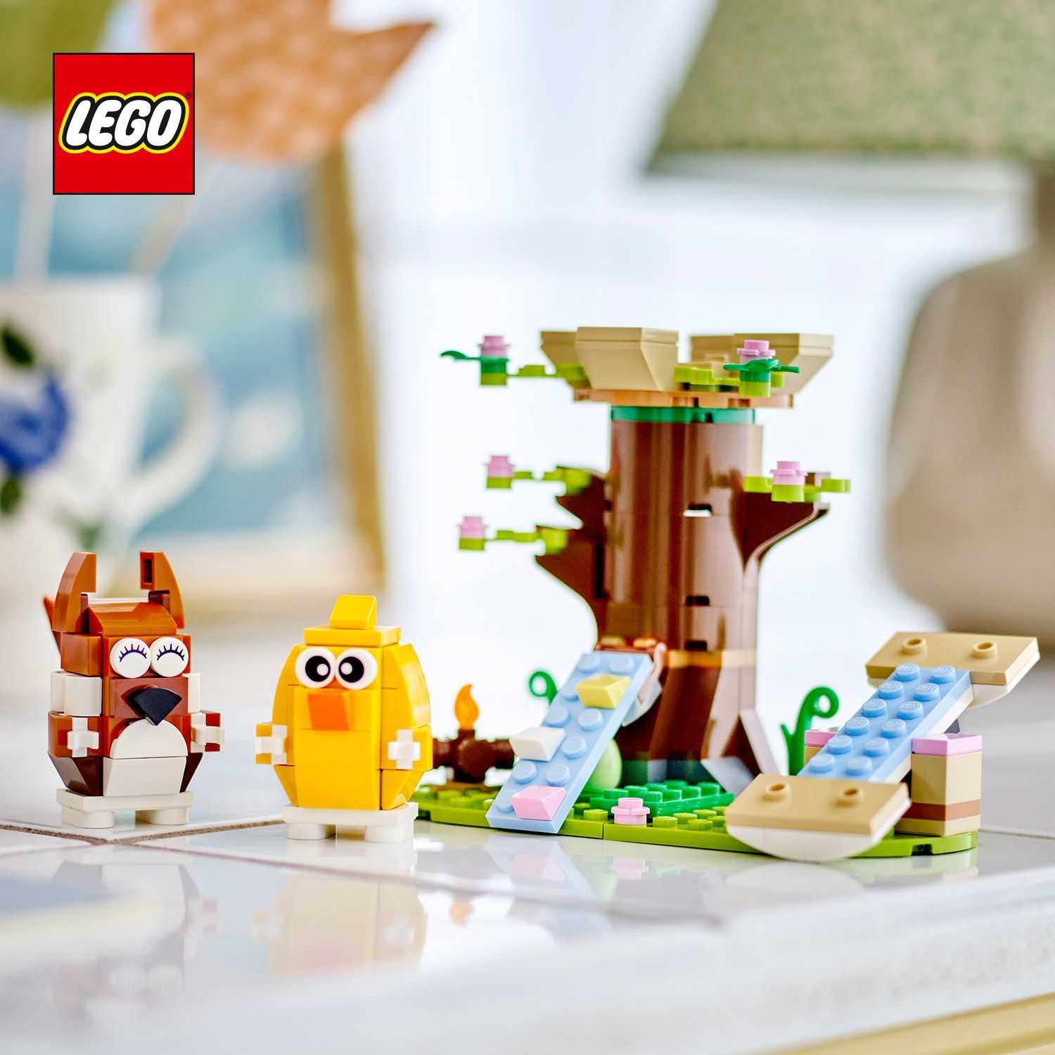 Ein Eichhörnchen, ein Küken, ein Baum und eine Rampe, 2 Ostereier, alles aus LEGO gebaut