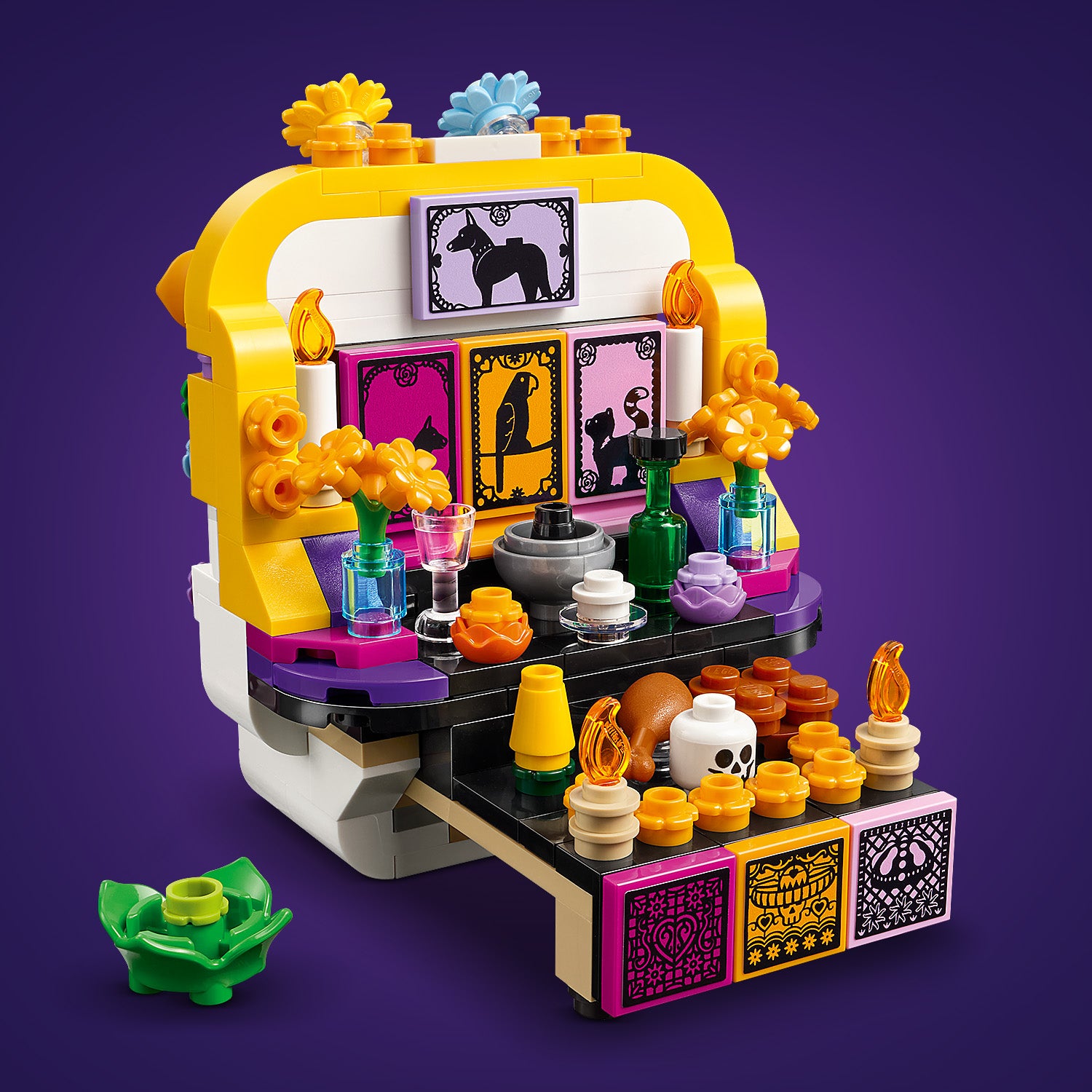 Bunter LEGO Opferaltar mit Blumen, Kerzen, Totenkopf und Bildern von Tieren auf violettem Hintergrund