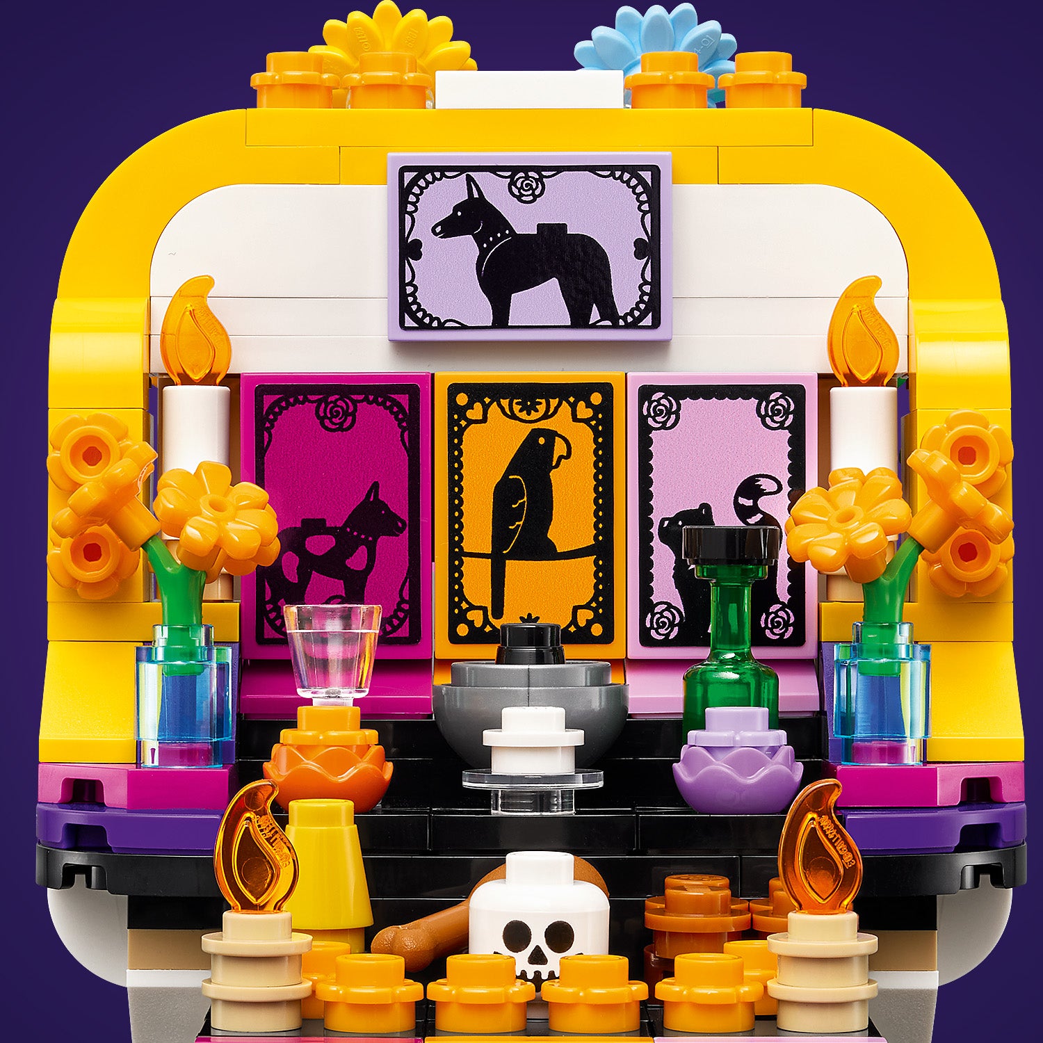 Bunter LEGO Opferaltar mit stilisierten Tierbildern, Blumen, Kerzen und Totenschädel aus LEGO Steinen.