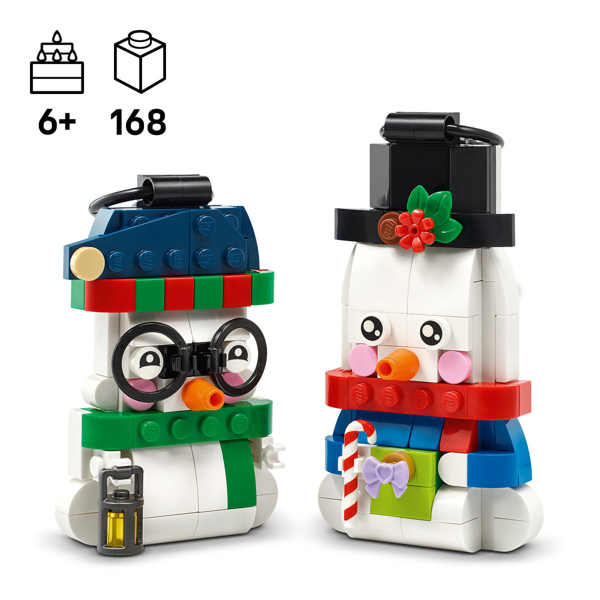 Zwei LEGO Schneemänner mit Mütze und Schal, einer mit Brille und Laterne, der andere mit Zylinder und Zuckerstange