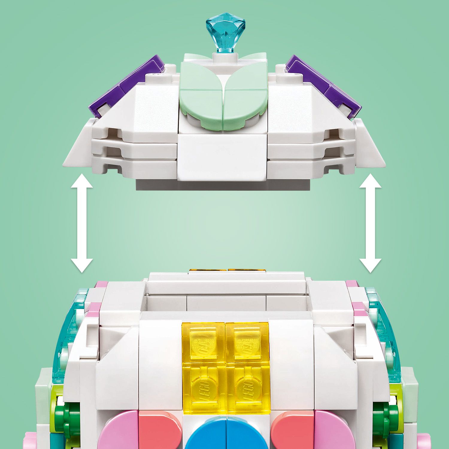 Zerlegtes LEGO Creator Modell eines verzierten Ostereis mit abnehmbarem Oberteil, das mit einem blauen Kristallstein und lilafarbenen Elementen geschmückt ist.