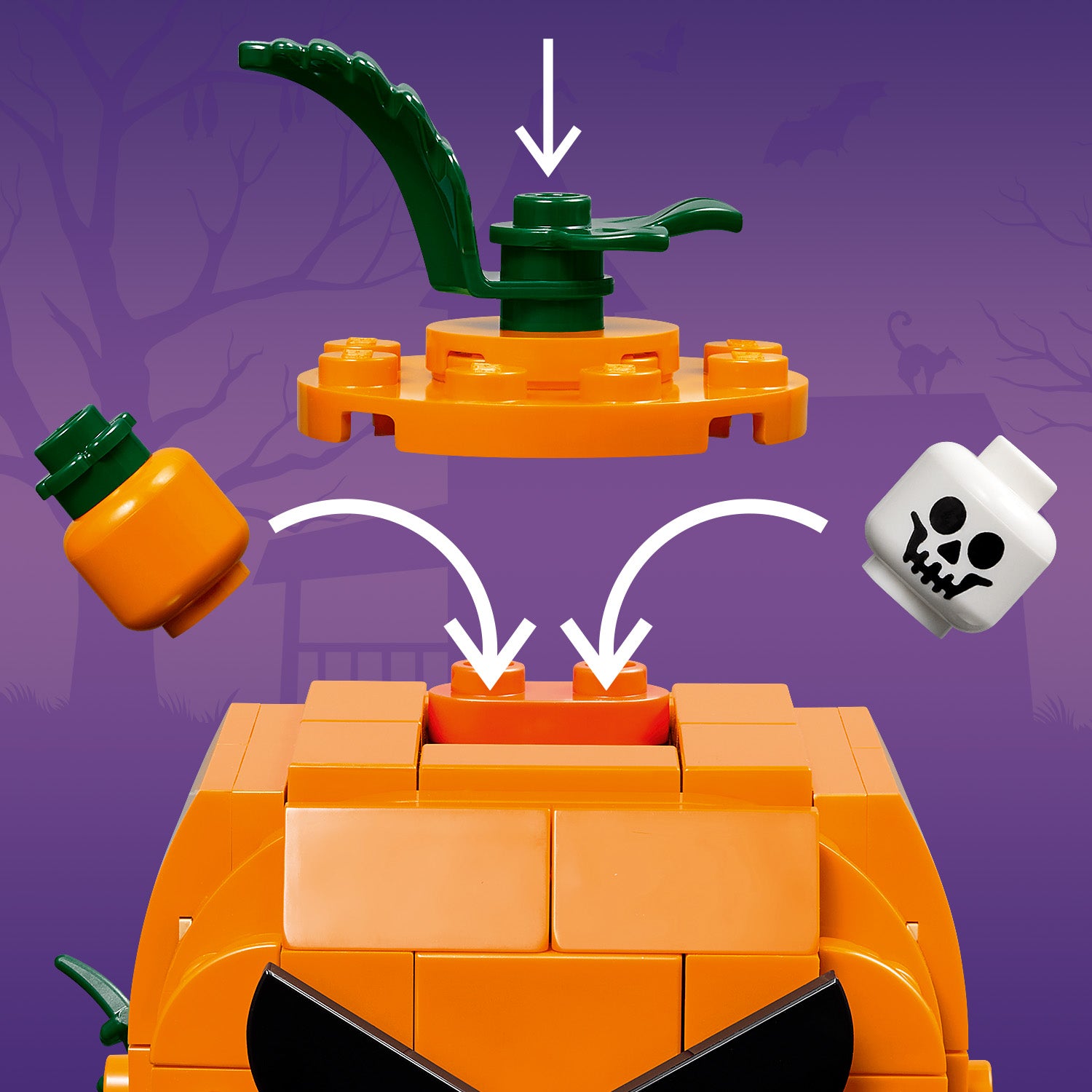 Nahaufnahme eines LEGO Halloweenkürbisses mit abnehmbarer Oberseite, die mit einem grünen Stiel und zwei abnehmbaren LEGO Teilen in Form eines kleinen Kürbisses und eines Totenkopfes gezeigt wird