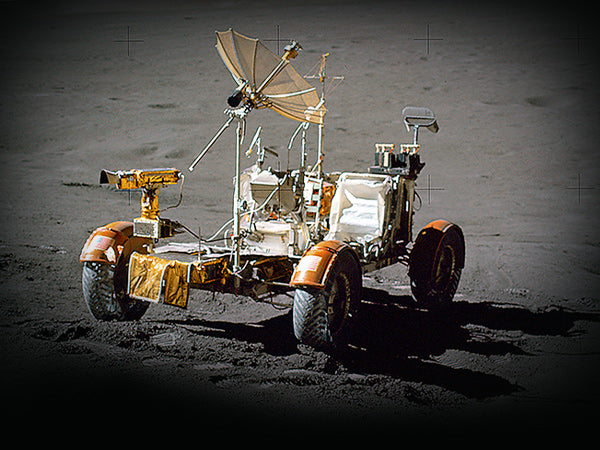 Modell des NASA Apollo Lunar Roving Vehicle mit vier Rädern, Antennen und Instrumenten auf einer grauen Mondoberfläche