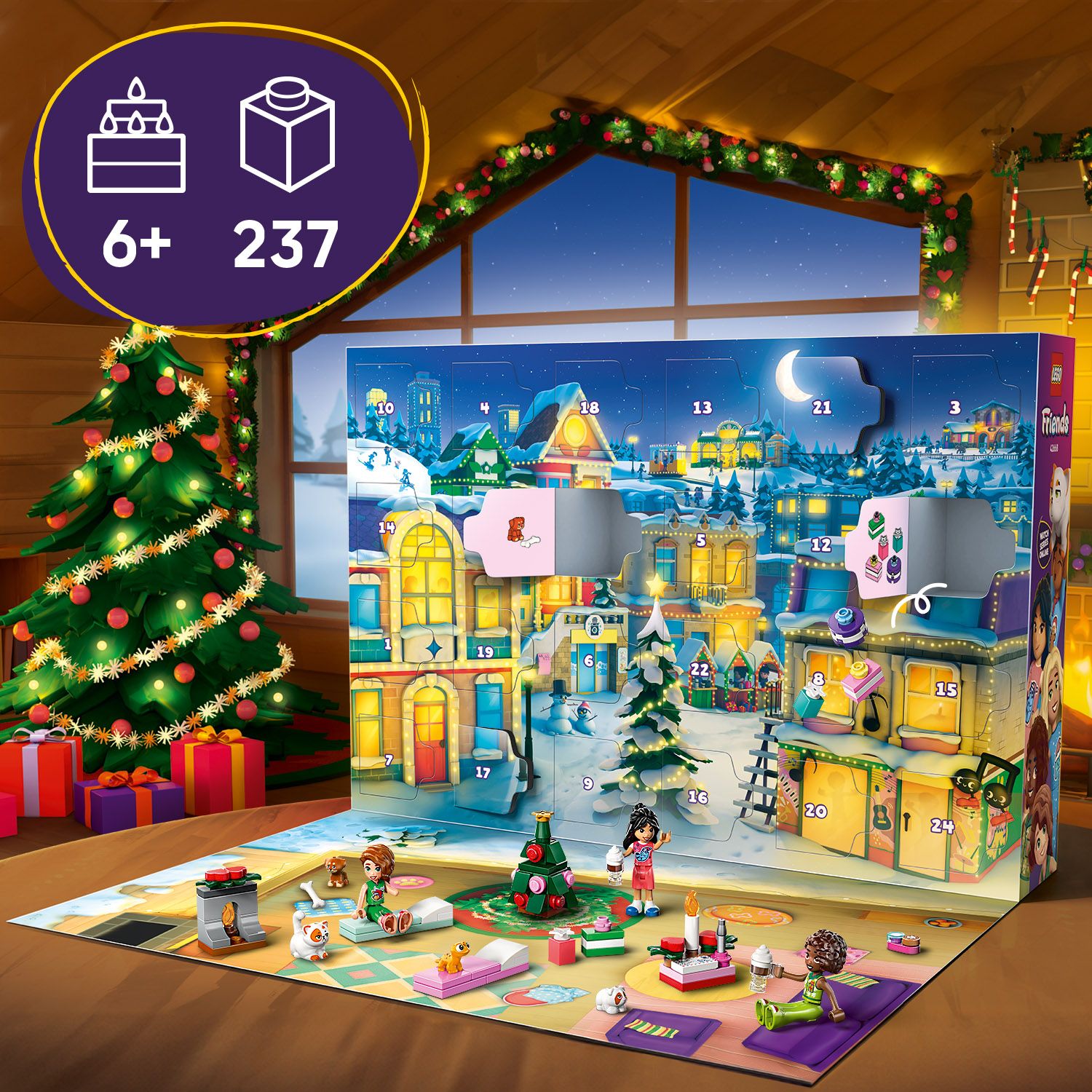 Abbildung mit der Altersinformation 6+ und der Anzahl der Teile (237). Adventskalende steht aufgeklappt auf einem Tisch mit einer Girlande und einem Weihnachtsbaum im Hintergrund-