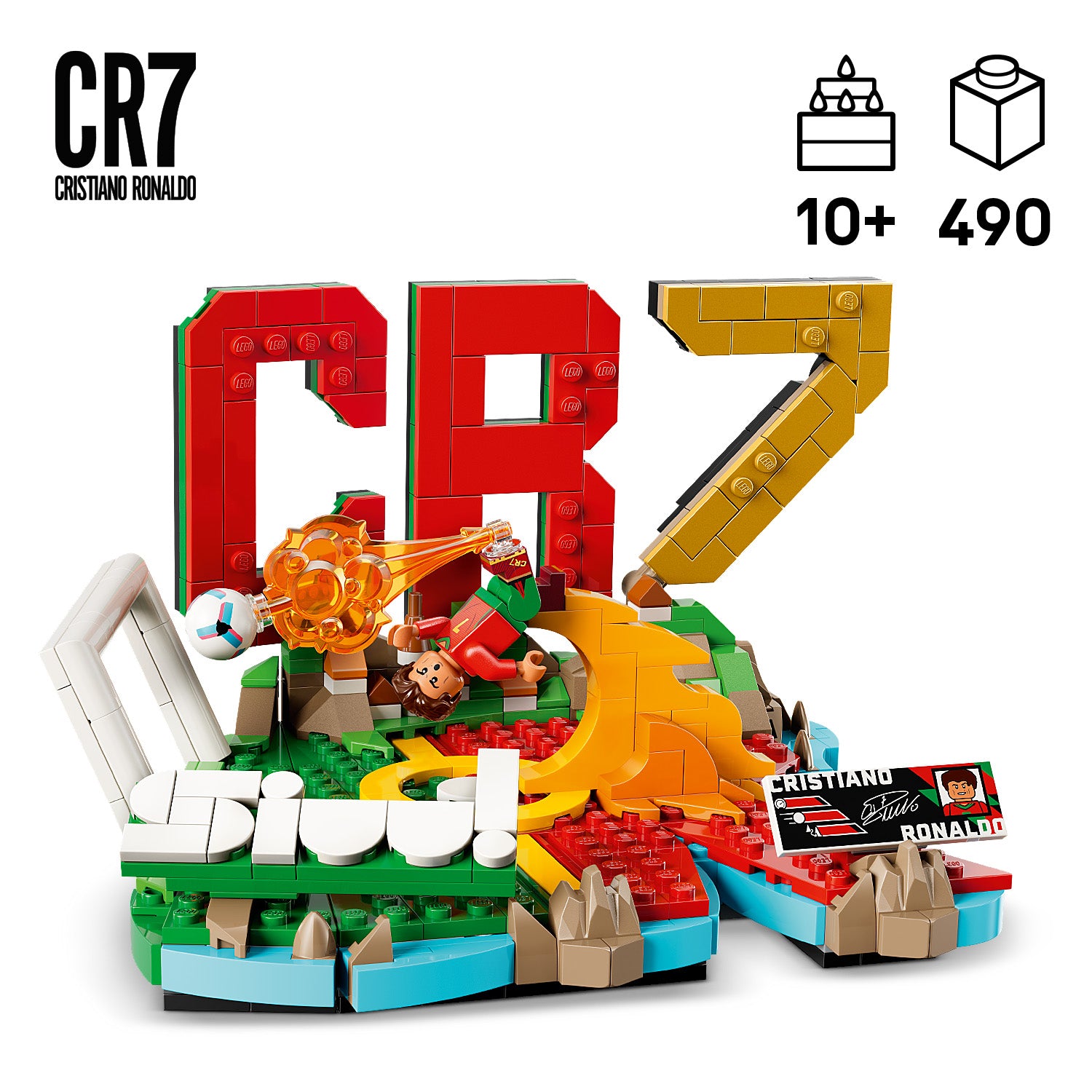LEGO Modell mit den roten Buchstaben CR, einer goldenen 7, einer Spielfigur, einem Fußball, einer Flamme und einem Schild mit dem Namen Cristiano Ronaldo