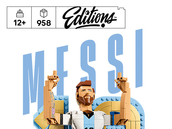 LEGO Editions mit einer Figur von Lionel Messi in einem weißen Trikot mit blauen und schwarzen Details, die beide Arme nach oben streckt, vor einem hellblauen Schriftzug 'MESSI'