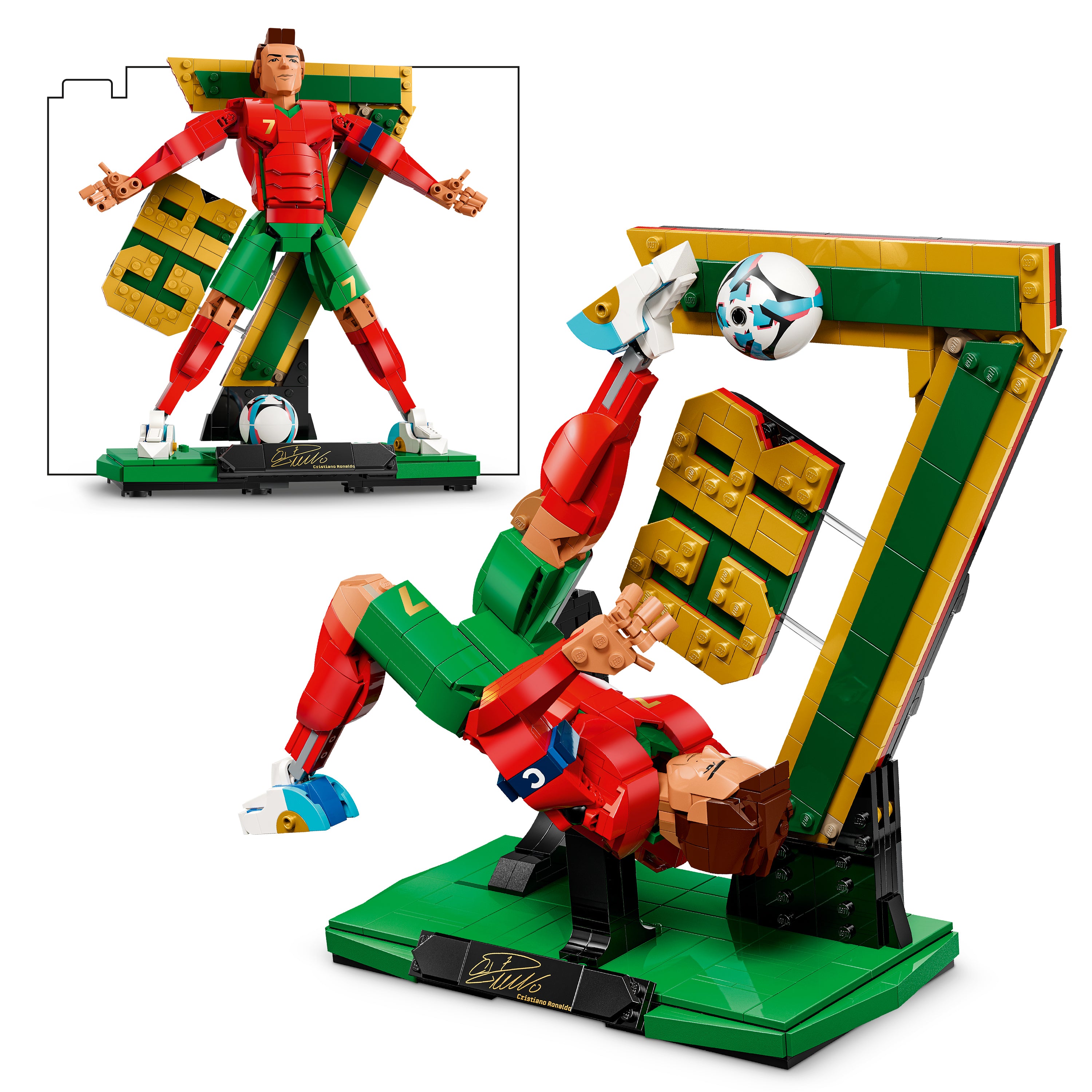 Zwei LEGO Figuren von Cristiano Ronaldo in rot-grüner Fußballkleidung, eine steht mit gespreizten Armen vor einer großen gelb-grünen Zahl 7, die andere führt einen Fallrückzieher mit einem Fußball aus, beide auf grünen Sockeln mit schwarzer Plakette.