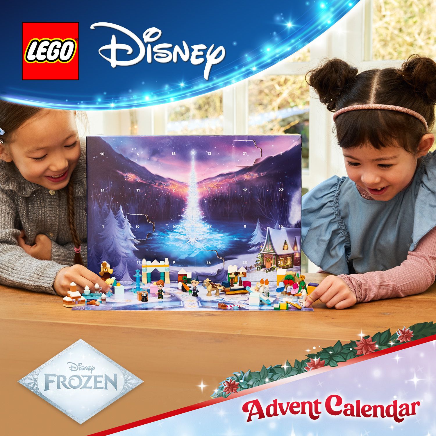 LEGO Logo und Disney Logo oben links in der Ecke. Unten Links Frozen Logo und unten rechts steht "Advent Calendar". 2 Mädchen sitzen an einem Tisch, zwischen ihnen der aufgeklappte Kalender mit Figuren und gebauten Modellen