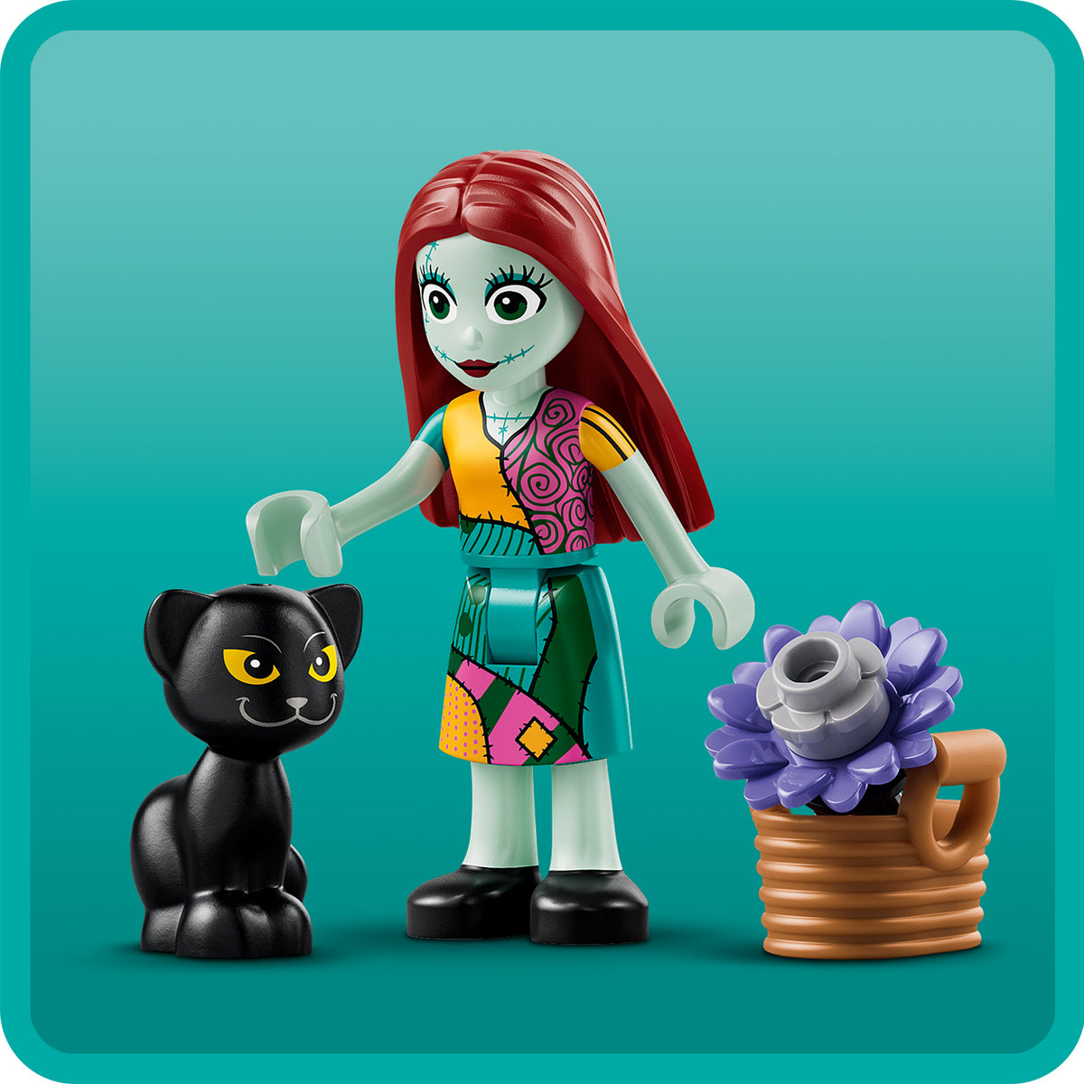 LEGO Figur mit rotem Haar, bunter Kleidung und schwarzen Schuhen steht neben einer schwarzen Katze und einem braunen Blumentopf mit lila Blume