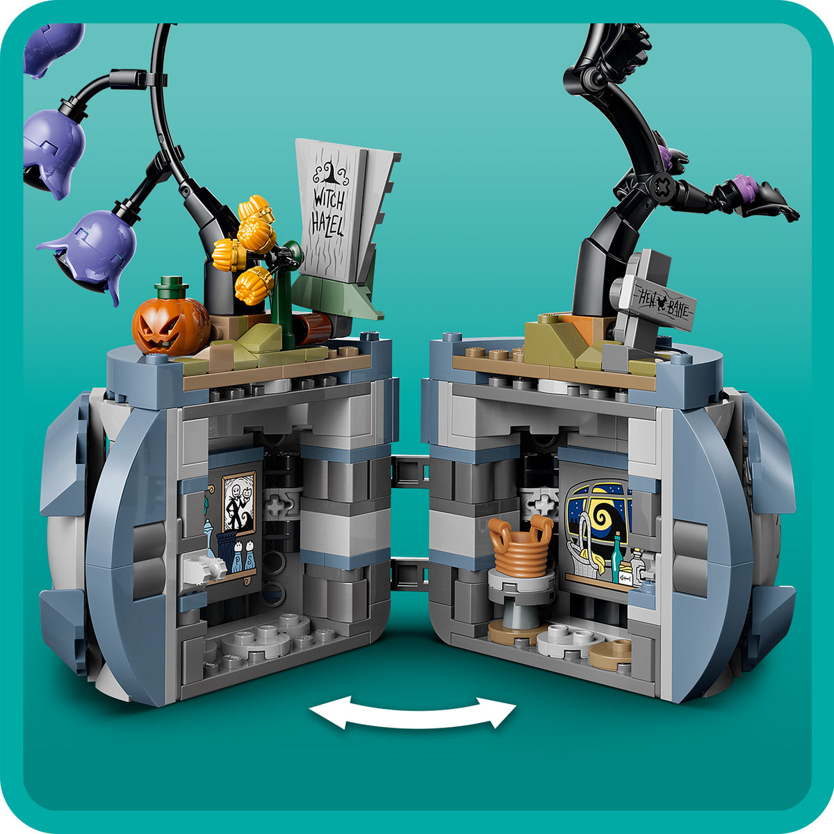 Zweigeteilter LEGO Blumentopf mit Halloween-Dekor, darunter kleine Regale mit Fläschchen, Kürbis, Besen und Schildern mit den Aufschriften 'WITCH HAZEL' und 'THE WITCH BASE'