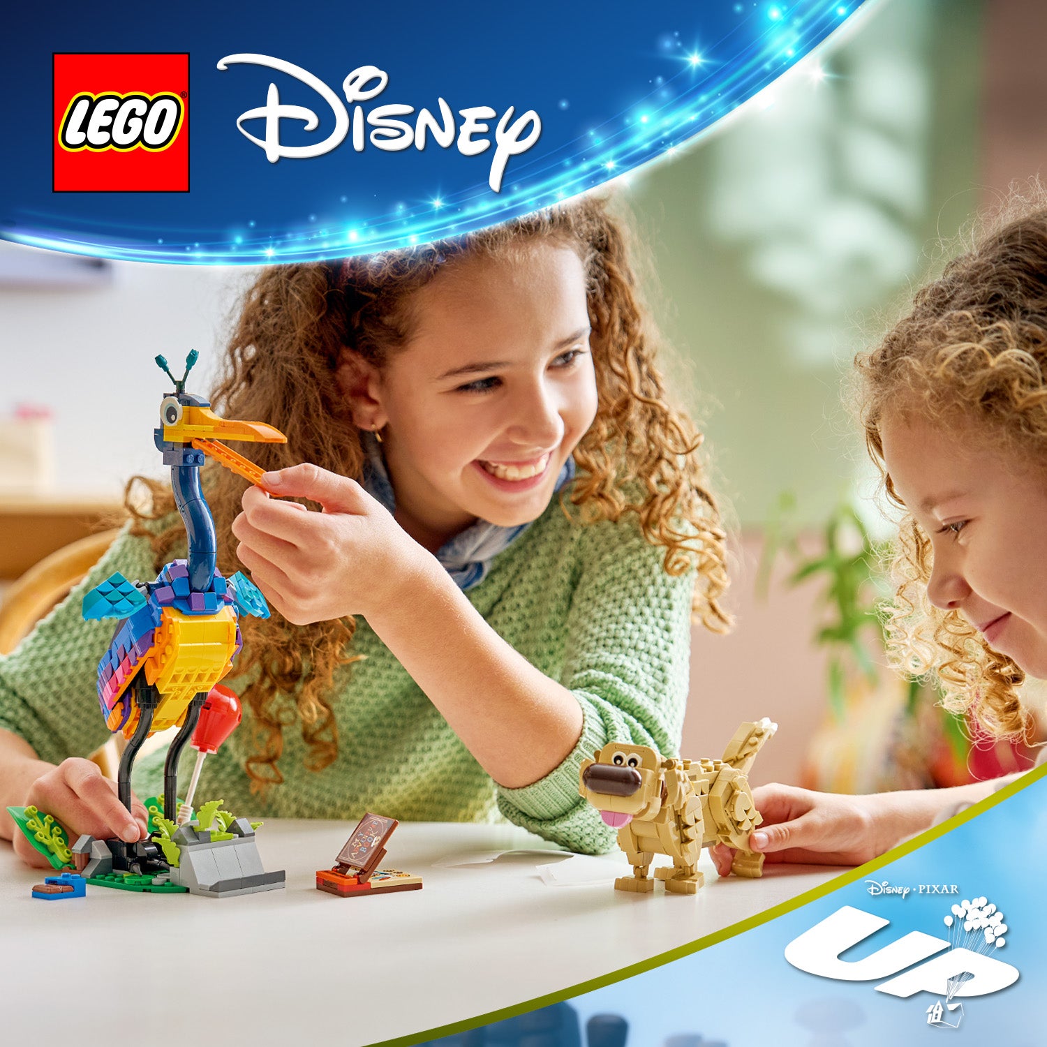 Zwei Kinder spielen mit LEGO Disney Figuren von Kevin dem Vogel und Dug dem Hund aus dem Film Up auf einem Tisch.