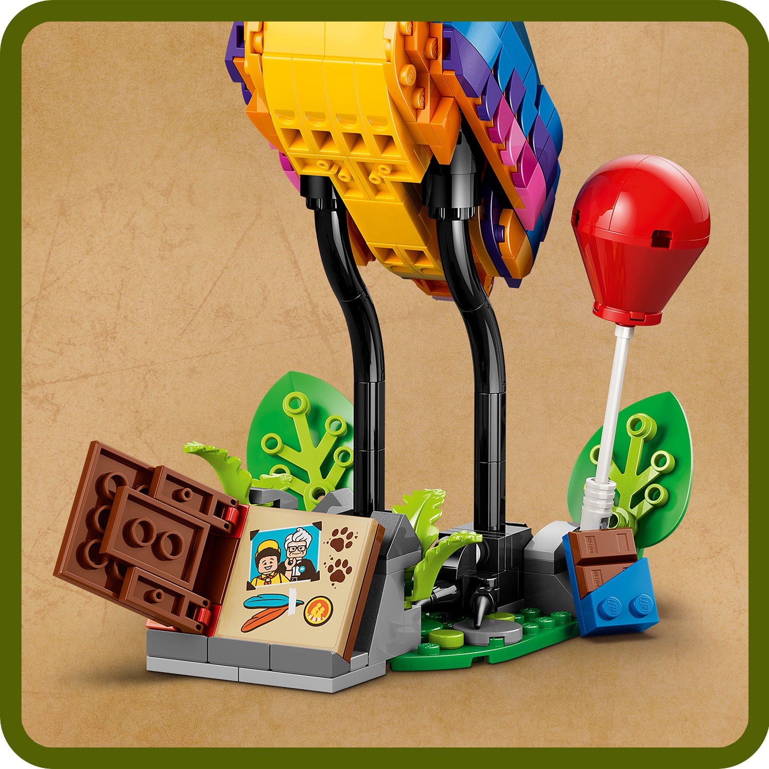 LEGO Figur mit bunten Beinen steht auf grünem Untergrund mit braunem Buch, rotem Ballon und grünen Blättern