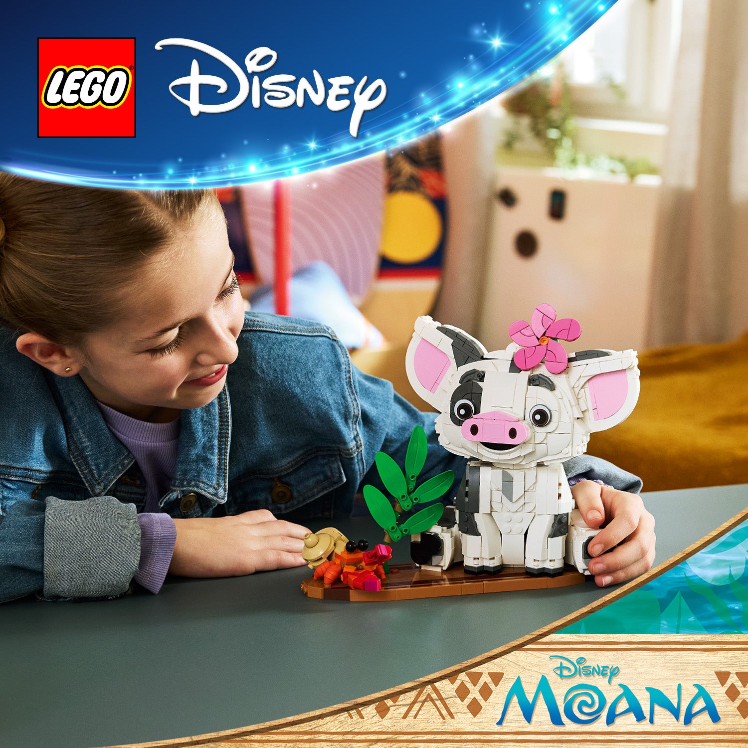Kind sitzt an einem Tisch und hält eine LEGO Figur des Schweins Pua aus Disney Moana mit pinker Blume am Kopf und grünem Blatt auf brauner Basis