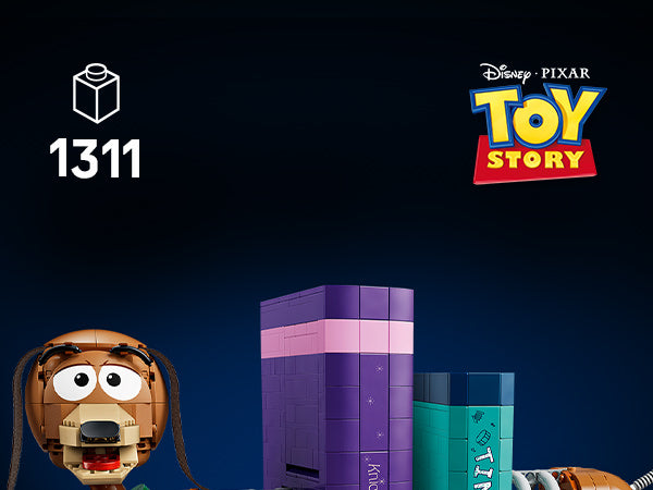 LEGO Modell des Hundes Slinky aus Toy Story neben zwei großen LEGO Büchern in Lila und Grün vor dunklem Hintergrund
