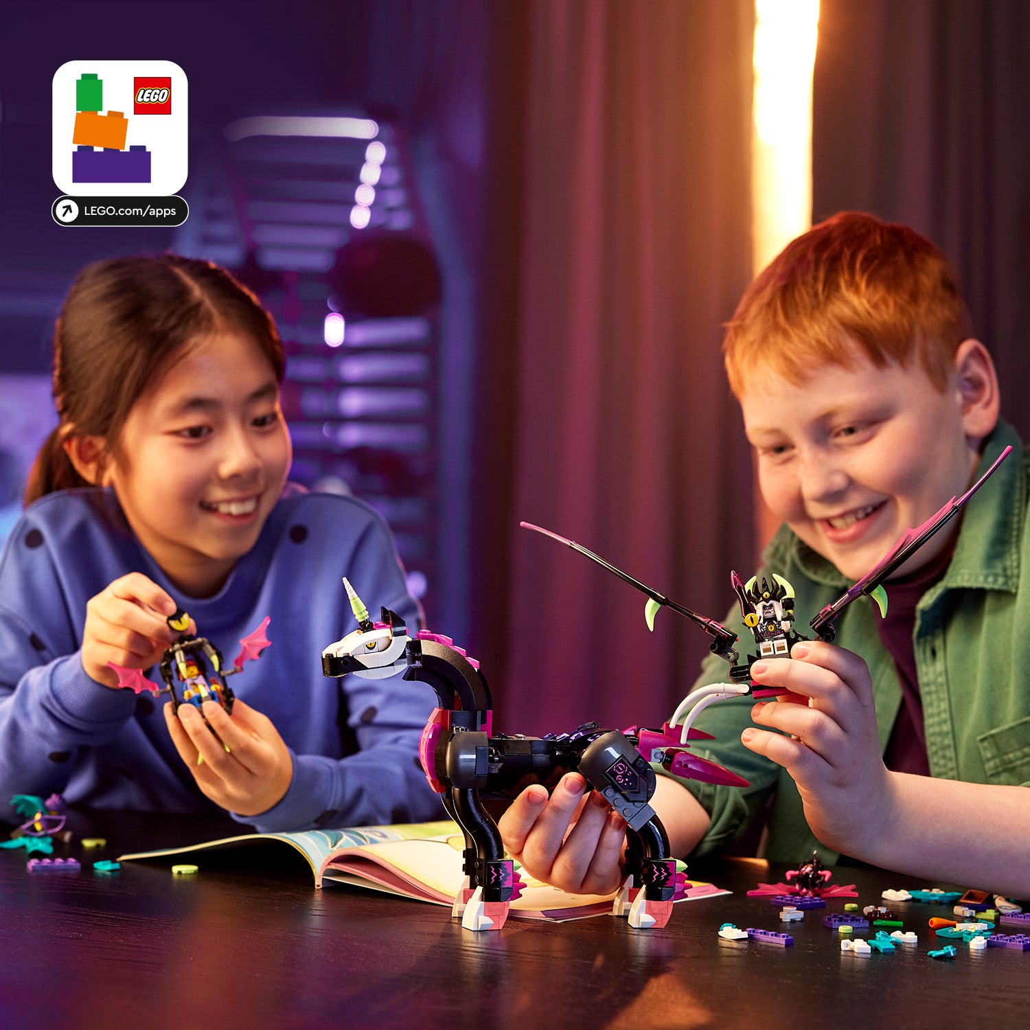 Zwei Kinder spielen mit LEGO DreamZzz-Figuren und einem schwarzen, pink-weißen Pegasus-Modell auf einem Tisch mit verstreuten LEGO-Steinen.