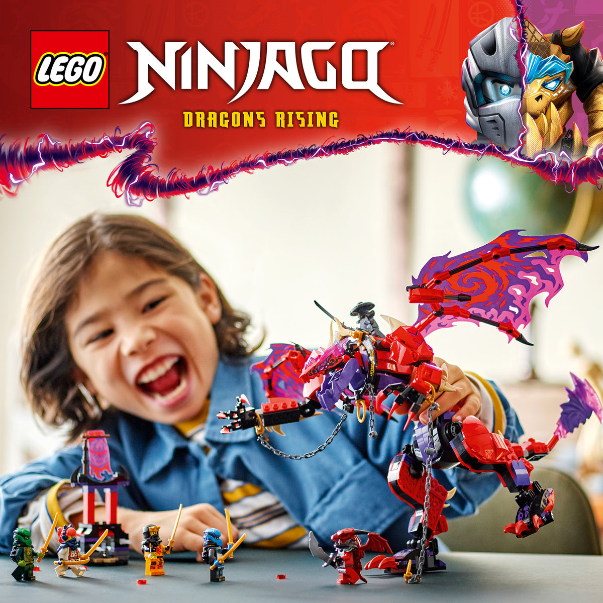 Kind spielt mit einem roten und lila LEGO Drachen mit Flügeln und mehreren LEGO Figuren auf einem Tisch