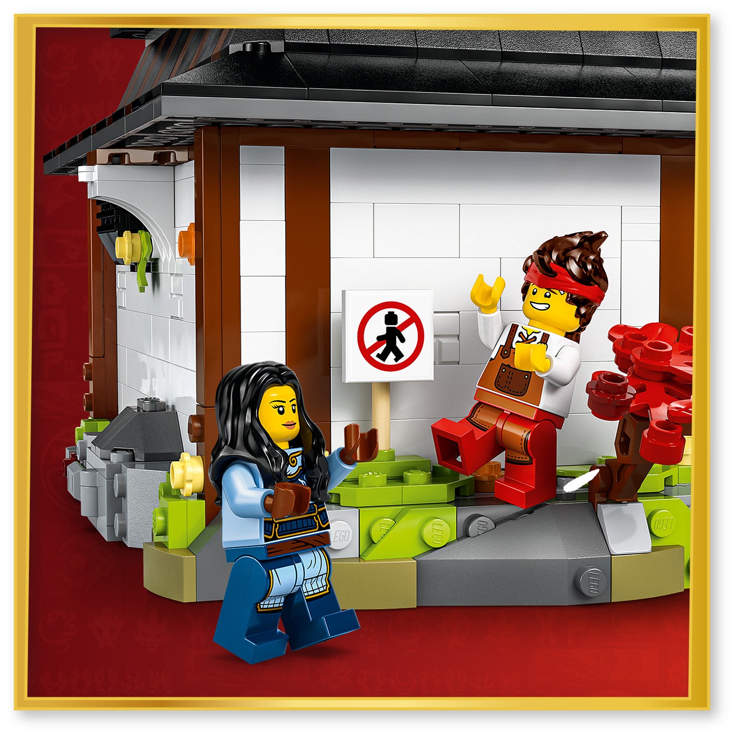 Zwei LEGO Ninjago-Figuren vor einem Gebäude mit braunen und weißen Wänden, eine Figur trägt eine rote Kopfbedeckung und steht auf einem grauen Stein, daneben ein Schild mit einem durchgestrichenen Fußgängersymbol.