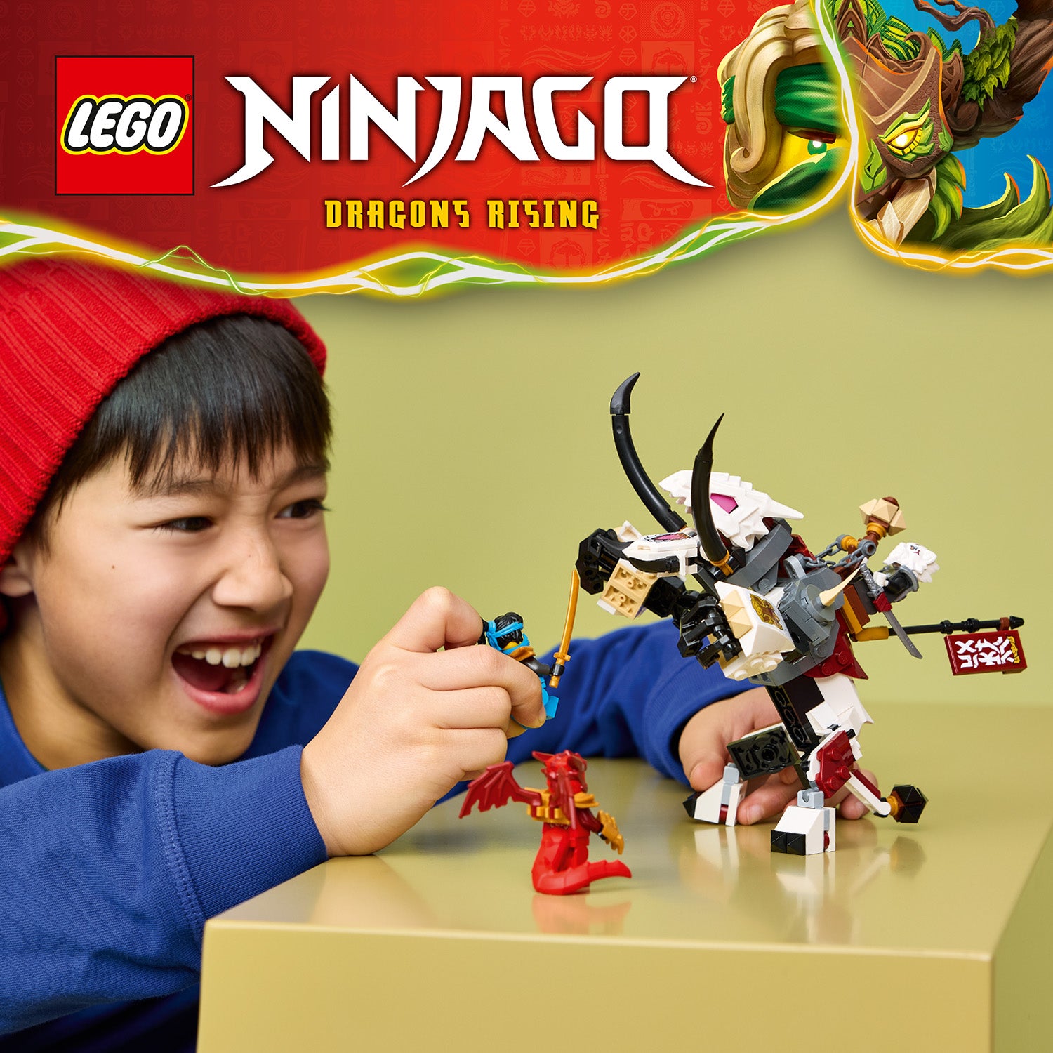 Kind spielt mit LEGO Ninjago Drachentier Grimtak und zwei Minifiguren auf einem Tisch