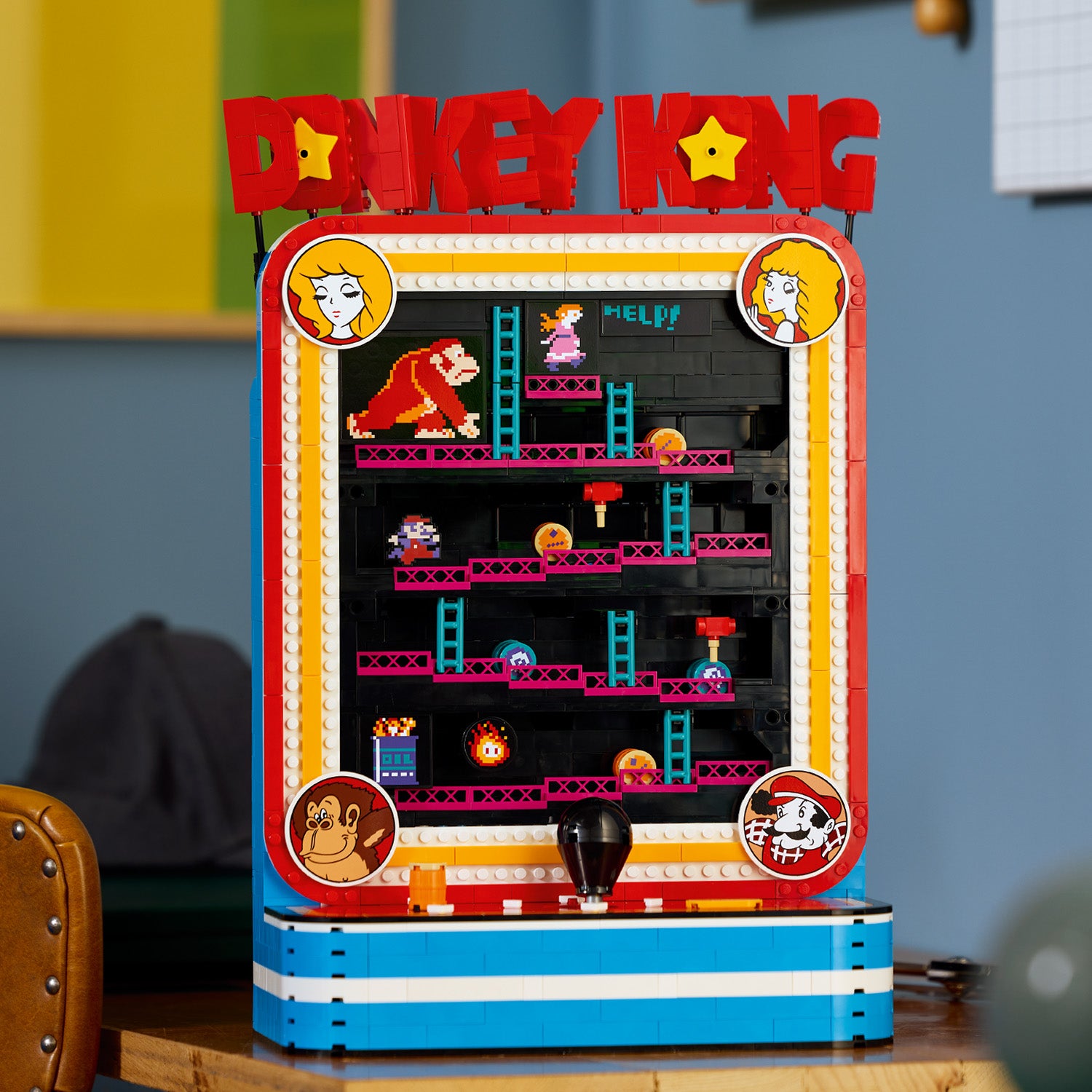 LEGO Arcade-Spielautomat mit Donkey-Kong-Motiv, mehrstöckige Spielfläche mit Figuren, Leitern und Fässern, roter Schriftzug 'DONKEY KONG' oben