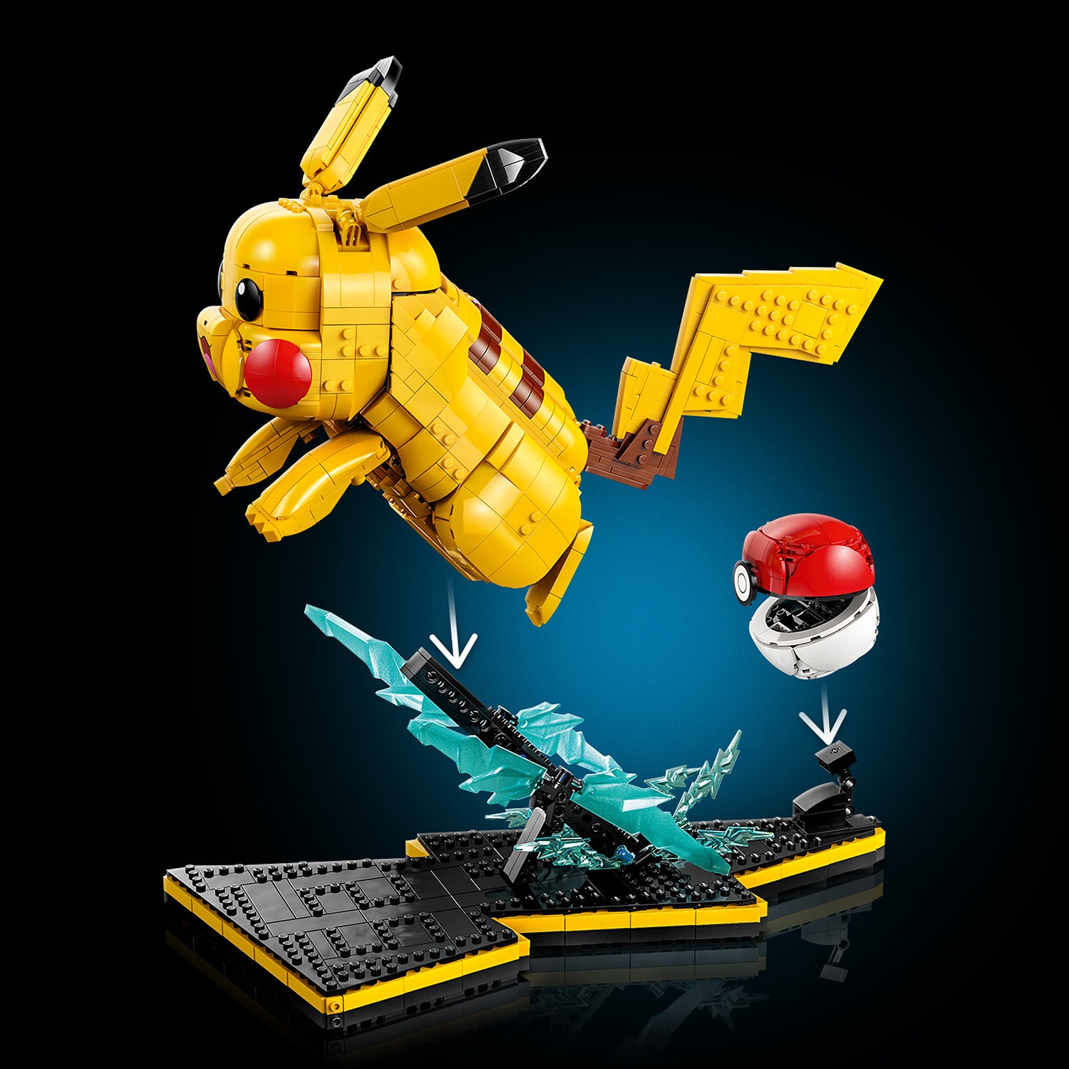 Gelbes LEGO Modell von Pikachu mit roten Wangen und gezacktem Schwanz, das über einer schwarzen und gelben Basis schwebt, daneben ein geöffnetes rotes und weißes LEGO Pokéball-Modell.