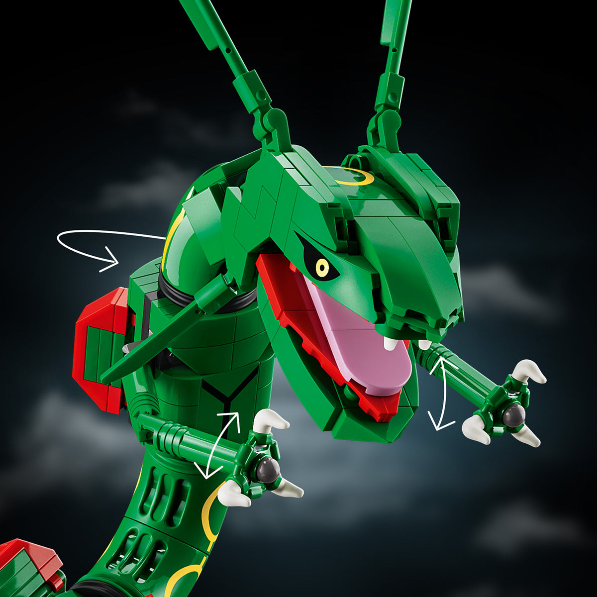 Grünes LEGO Drachenmodell von Rayquaza mit geöffnetem Maul, sichtbaren Zähnen, roten Details am Rücken und beweglichen Armen mit weißen Klauen