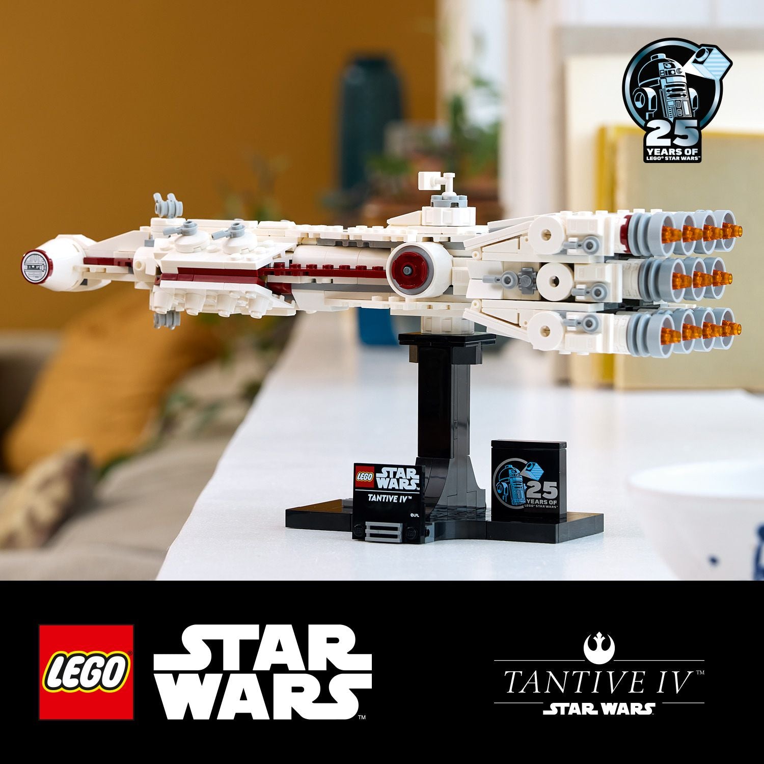 LEGO Star Wars Modell des Raumschiffs Tantive IV in Weiß und Rot auf schwarzem Ständer mit 25-Jahre-Star-Wars-Emblem.