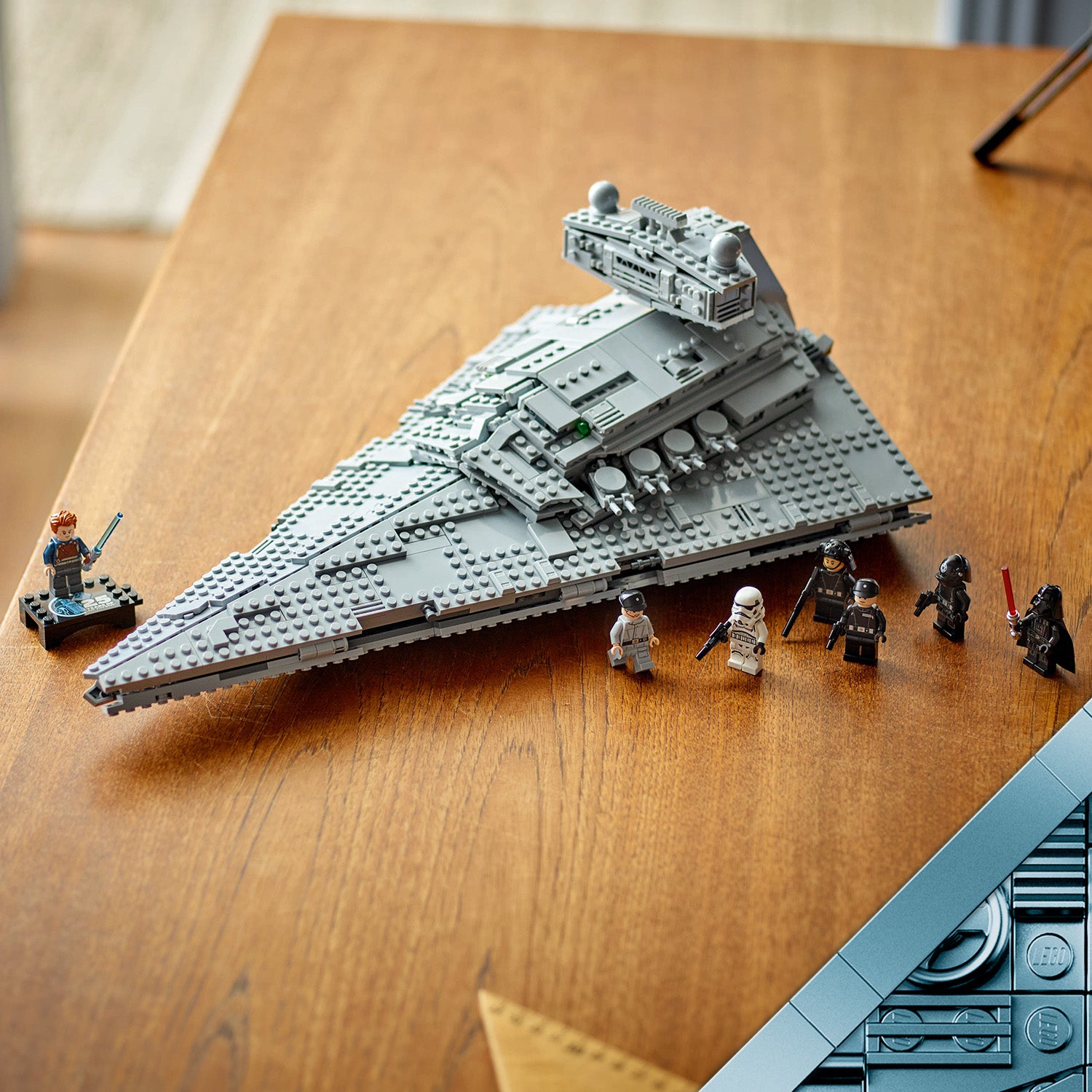 LEGO Modell eines imperialen Sternenzerstörers mit mehreren Star-Wars-Minifiguren auf einem Holztisch