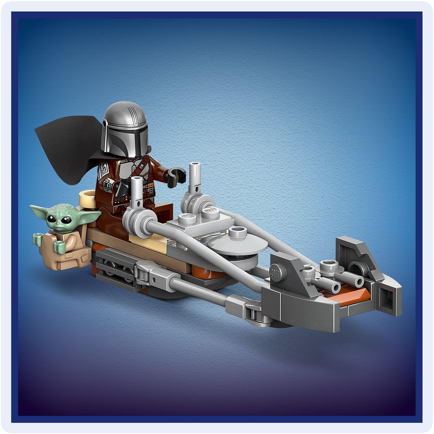 LEGO Star Wars Set mit dem Mandalorianer in brauner Rüstung und silbernem Helm auf einem grauen Speeder-Bike, daneben sitzt Grogu in einer beige-grünen Transportbox.