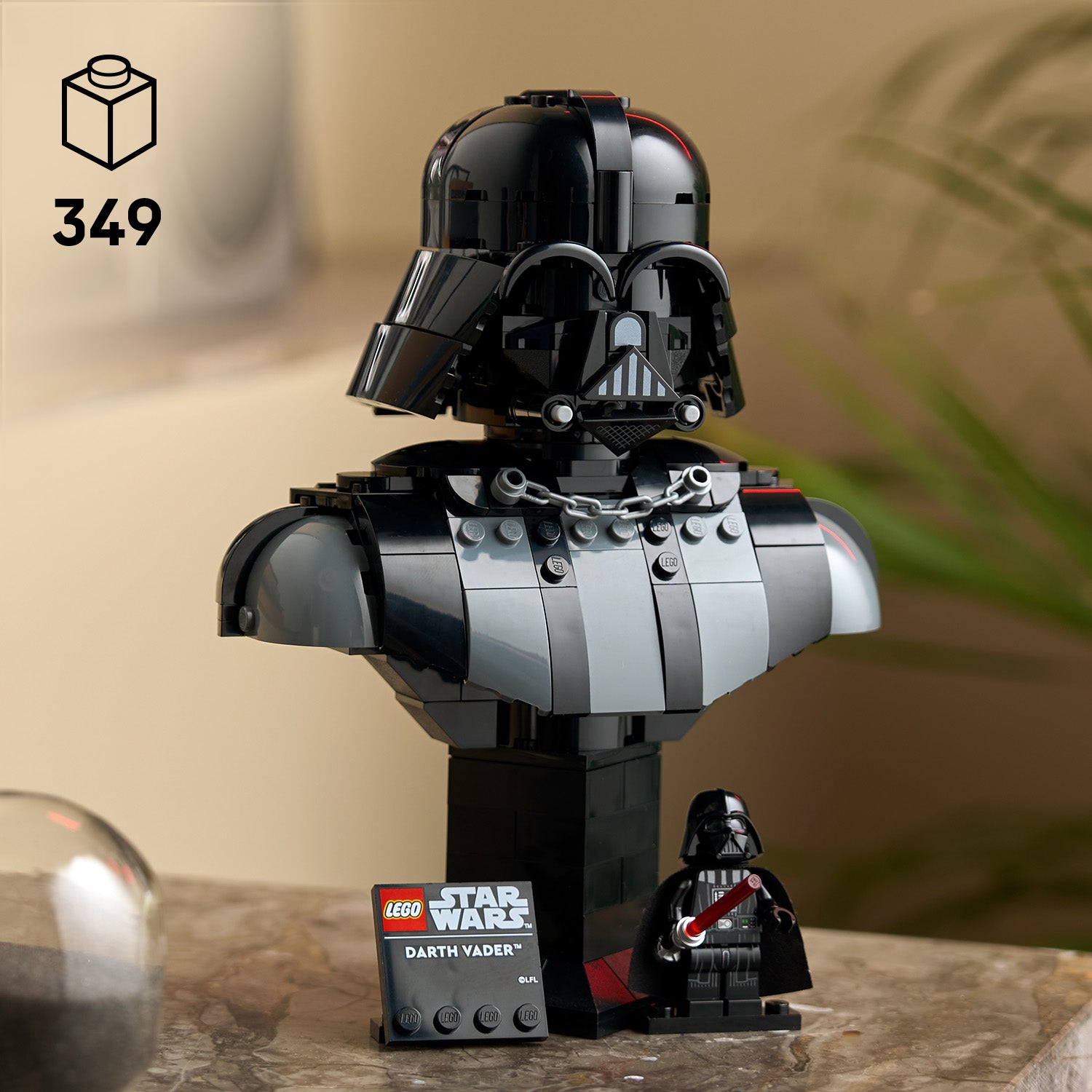 LEGO Büste von Darth Vader mit Helm und Umhang, daneben eine kleine Darth Vader Minifigur und ein Schild mit LEGO Star Wars Logo und Schriftzug