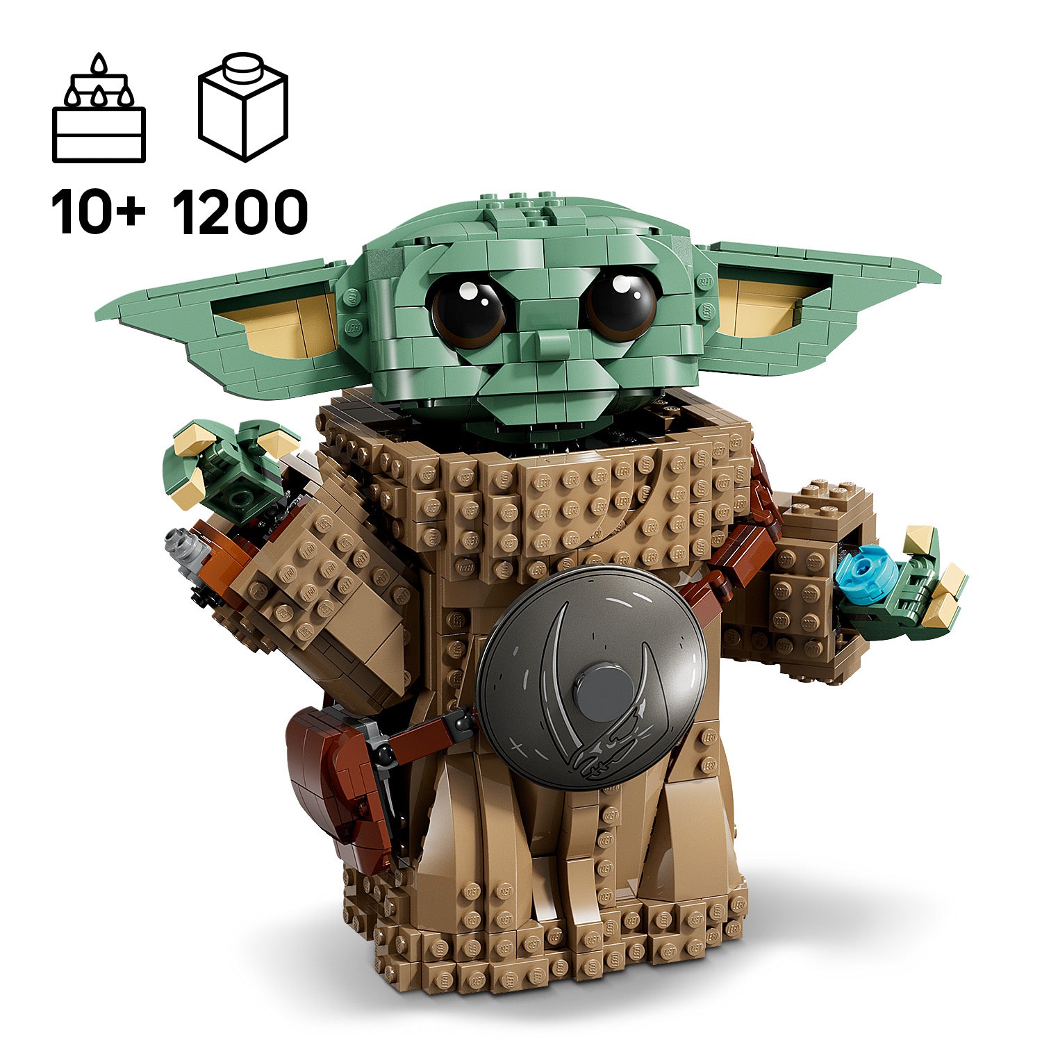 LEGO Figur Grogu mit großen Ohren und braunem Umhang, hält in der rechten Hand ein blaues Objekt und trägt einen runden silbernen Schild am Körper