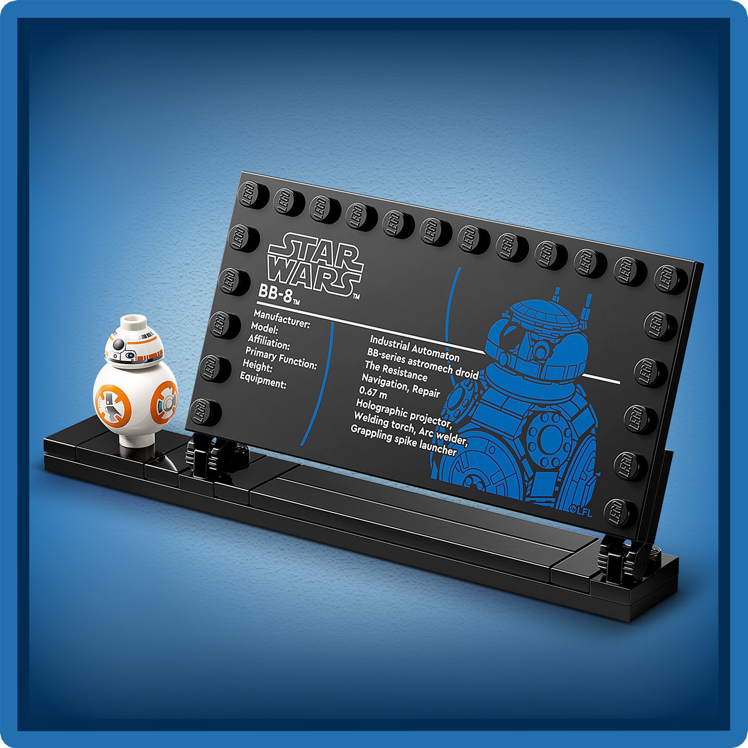 LEGO-Modell des Astromech-Droiden BB-8 neben einer schwarzen Infotafel mit technischen Details und einer blauen Linienzeichnung des Droiden auf blauem Hintergrund.